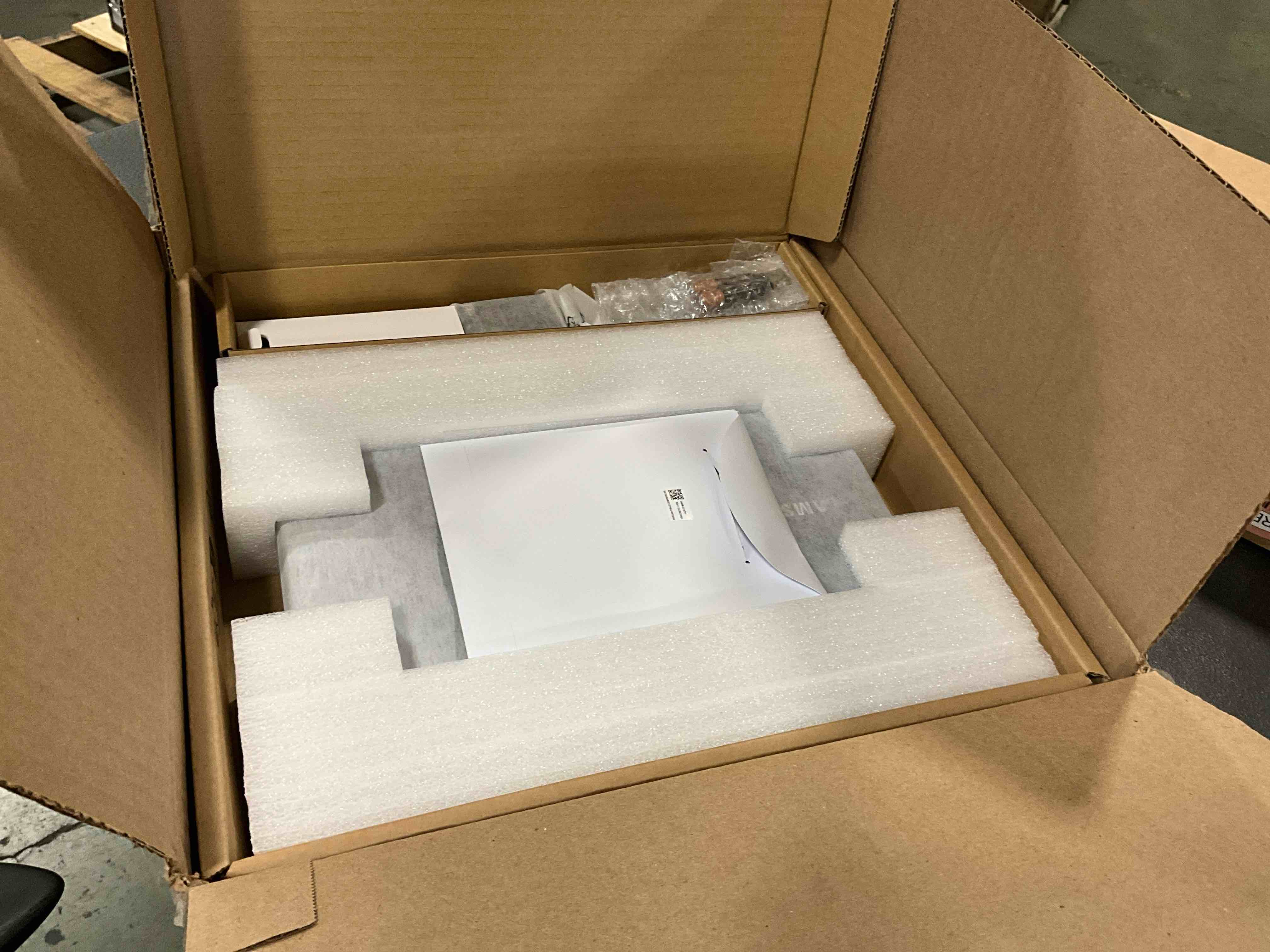 https://s3.amazonaws.com/lotting-images-prod/bidfta/RED6236609_1714147226903.jpeg