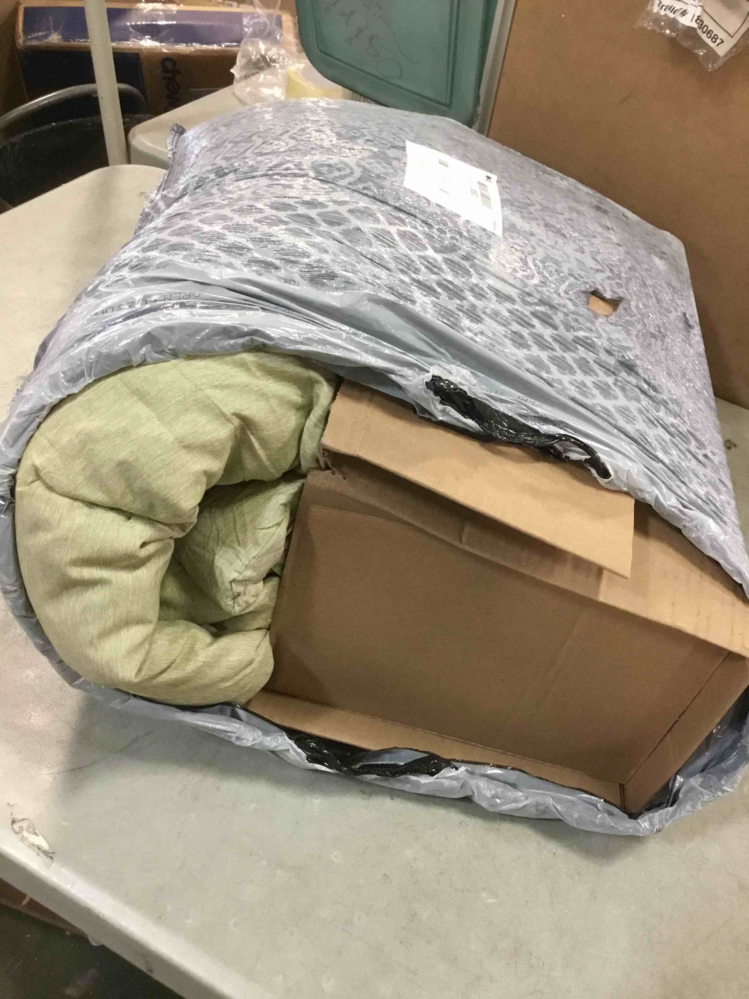 https://s3.amazonaws.com/lotting-images-prod/bidfta/RED6237354_1714400698774.jpeg