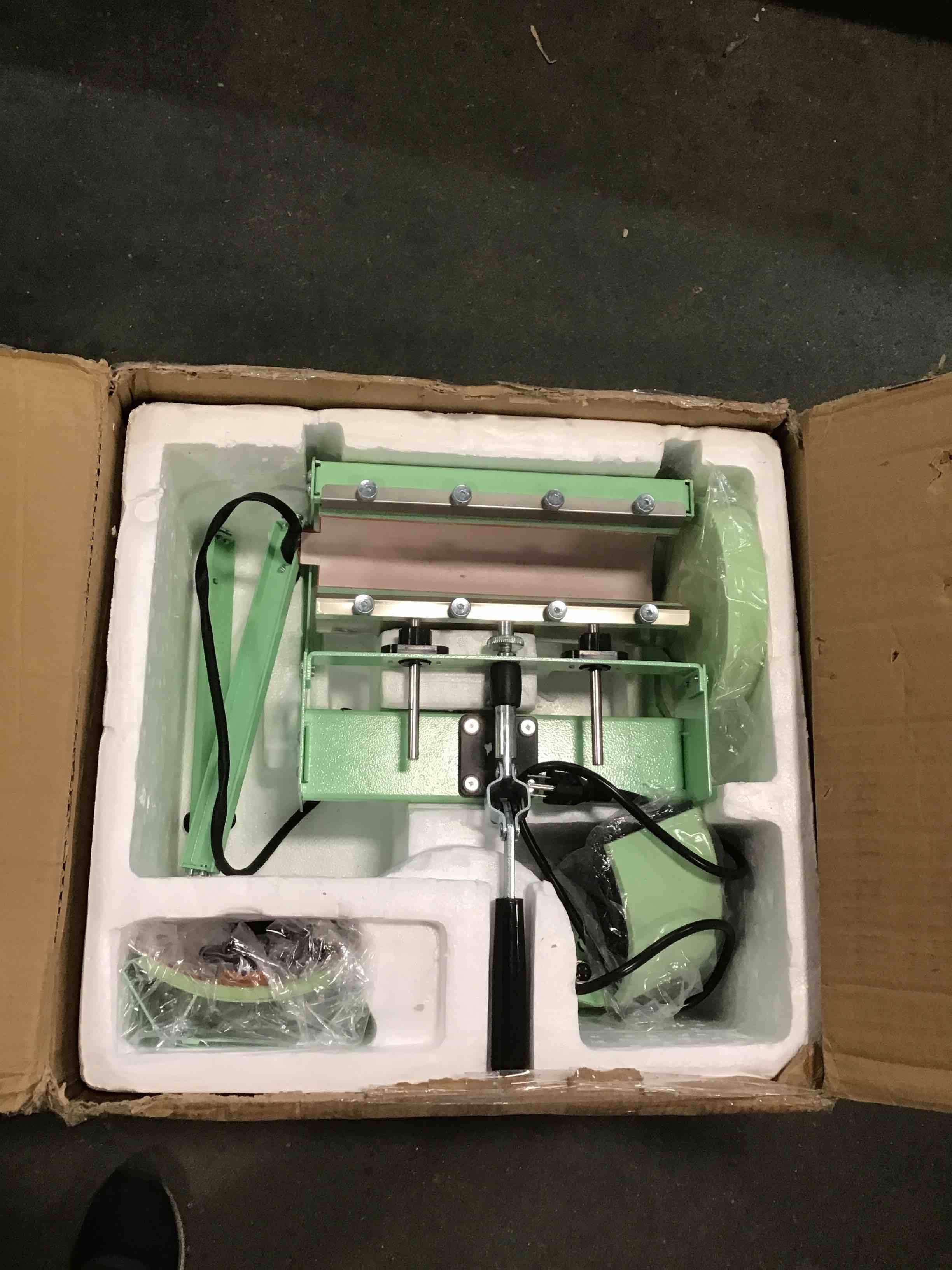 https://s3.amazonaws.com/lotting-images-prod/bidfta/RED6237581_1713797367780.jpeg