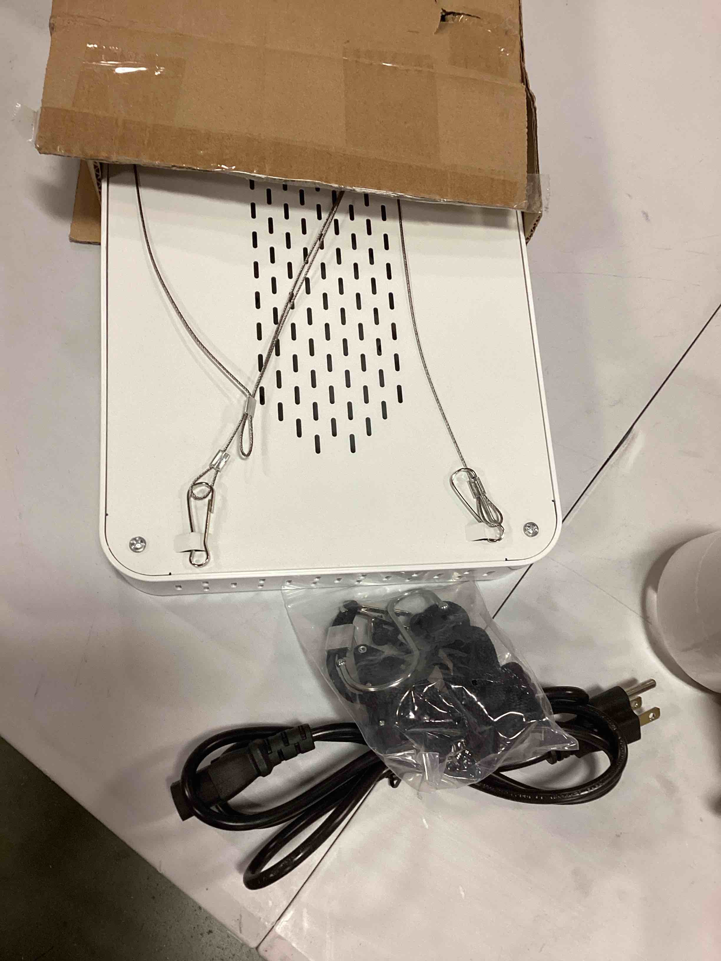https://s3.amazonaws.com/lotting-images-prod/bidfta/RED6240682_1713794119320.jpeg