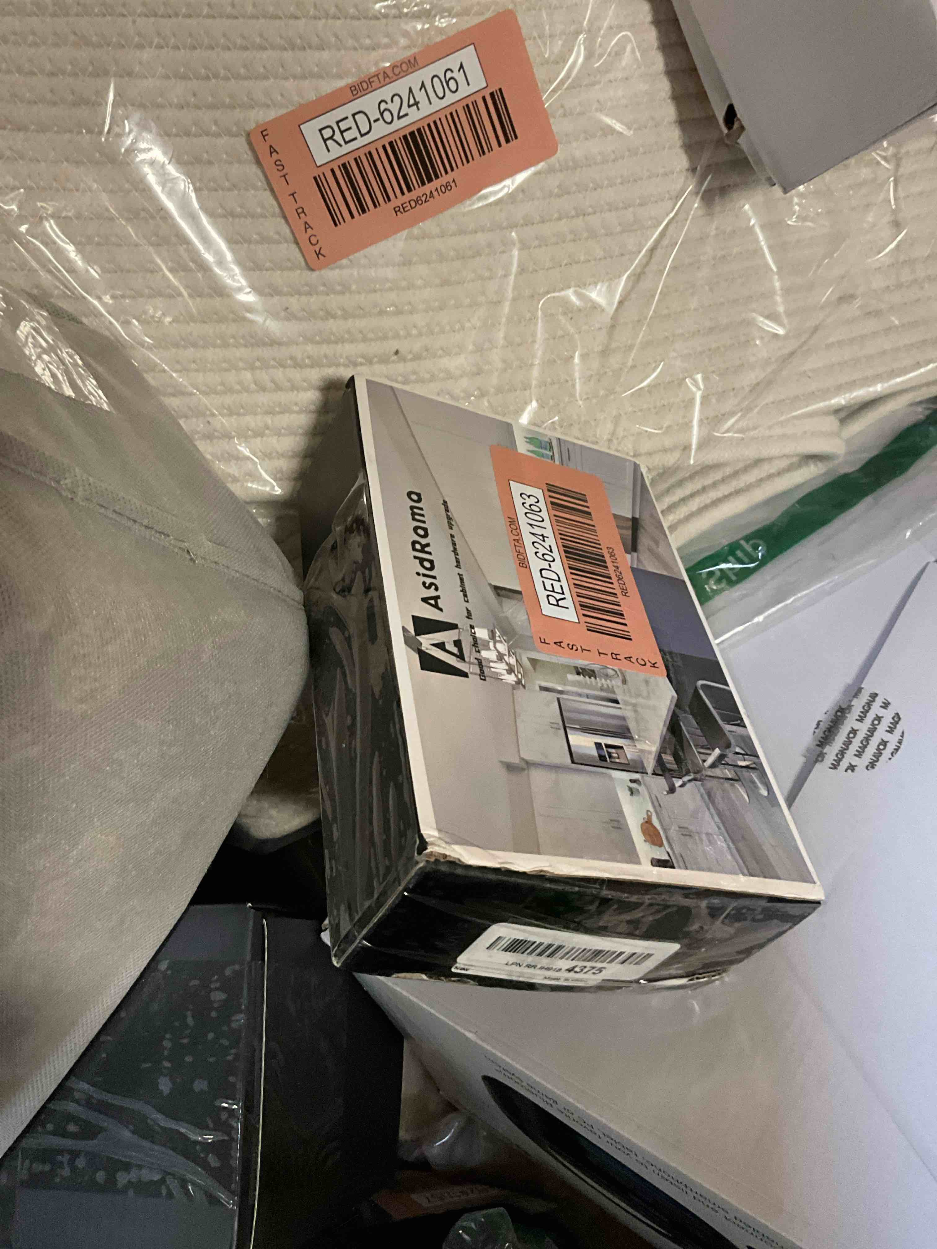 https://s3.amazonaws.com/lotting-images-prod/bidfta/RED6241063_1713973637557.jpeg