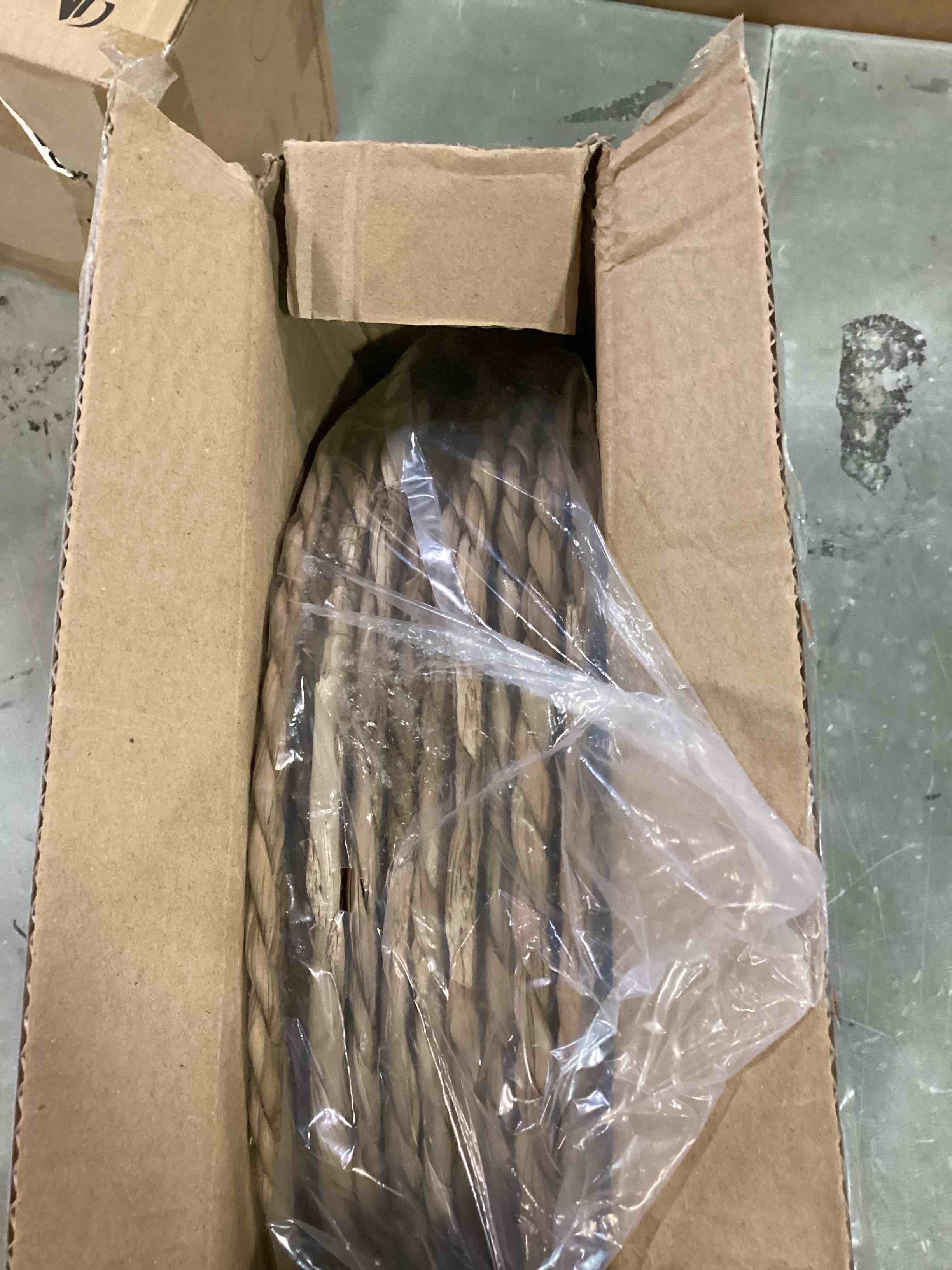 https://s3.amazonaws.com/lotting-images-prod/bidfta/RED6241452_1714413212436.jpeg