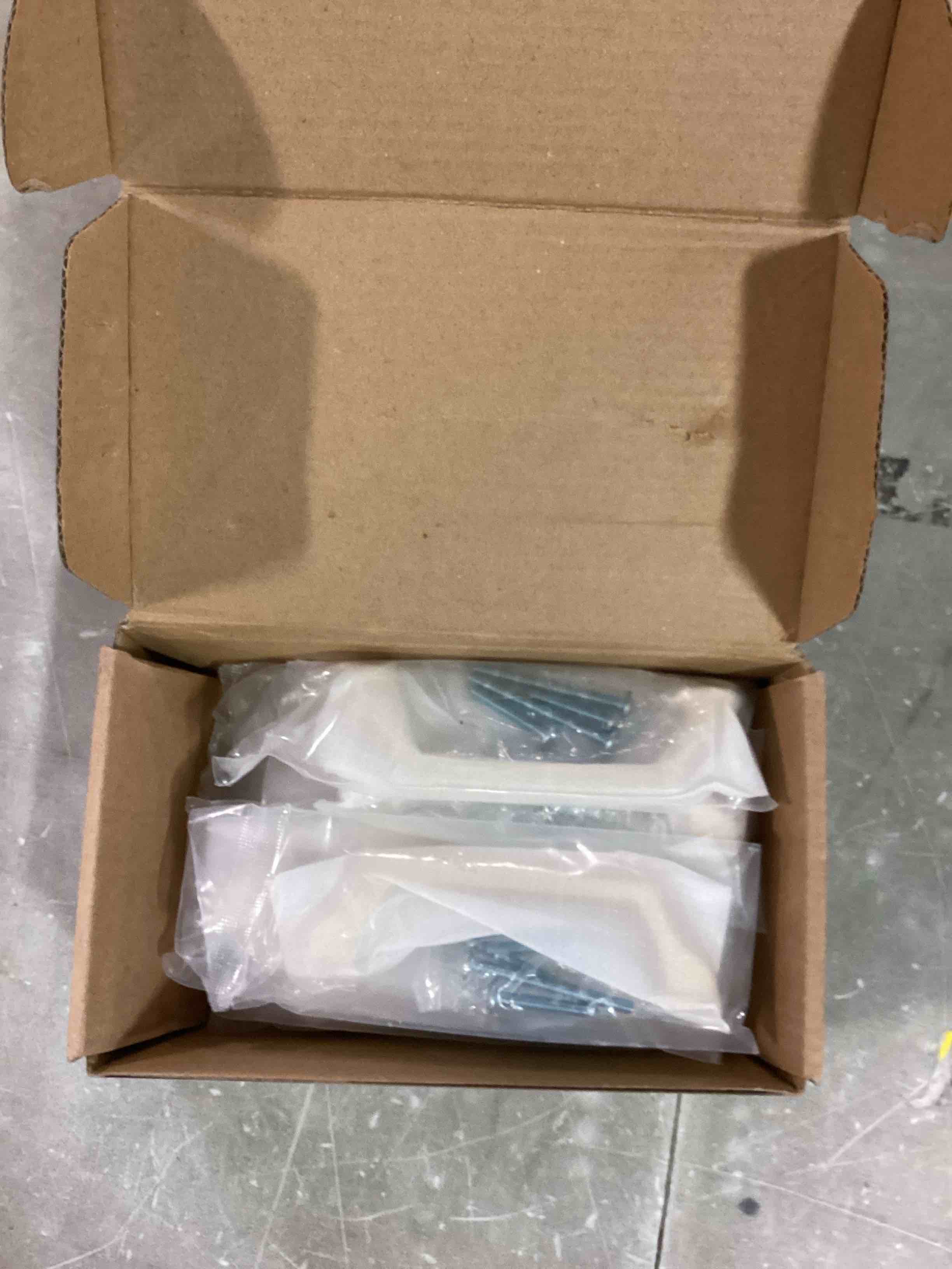 https://s3.amazonaws.com/lotting-images-prod/bidfta/RED6241814_1714660282666.jpeg