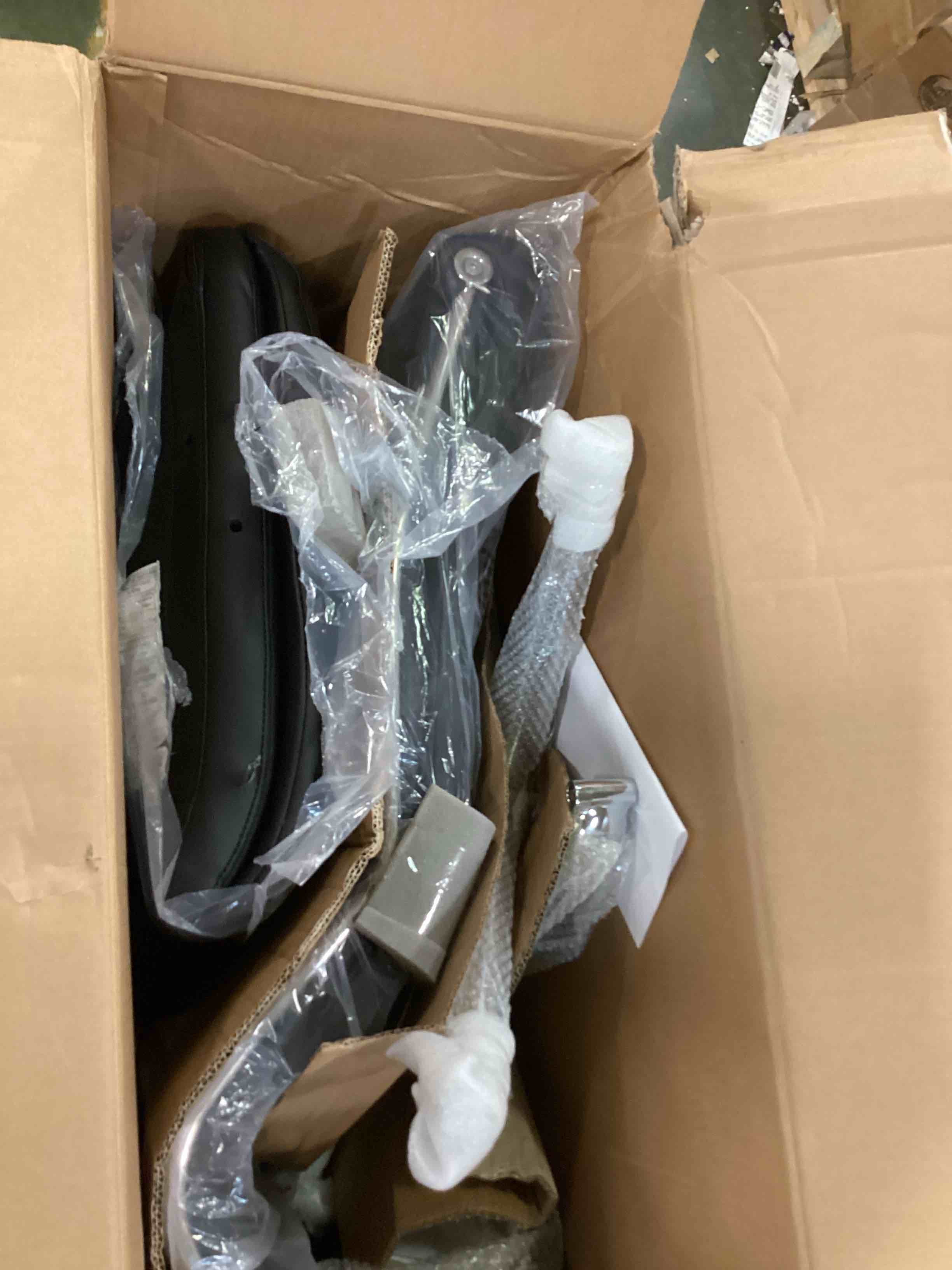 https://s3.amazonaws.com/lotting-images-prod/bidfta/RED6243348_1714484735845.jpeg
