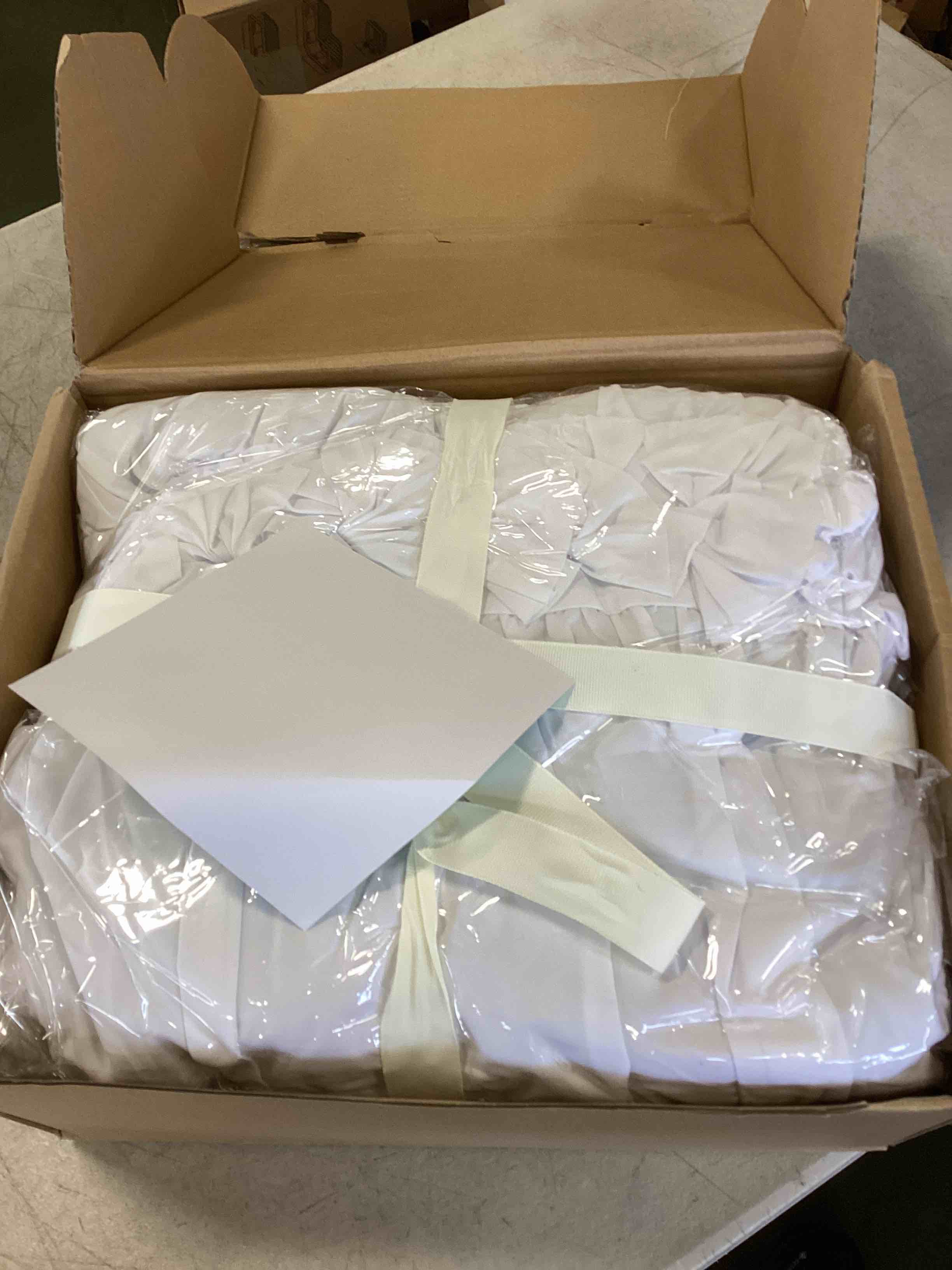https://s3.amazonaws.com/lotting-images-prod/bidfta/RED6245538_1713557084693.jpeg