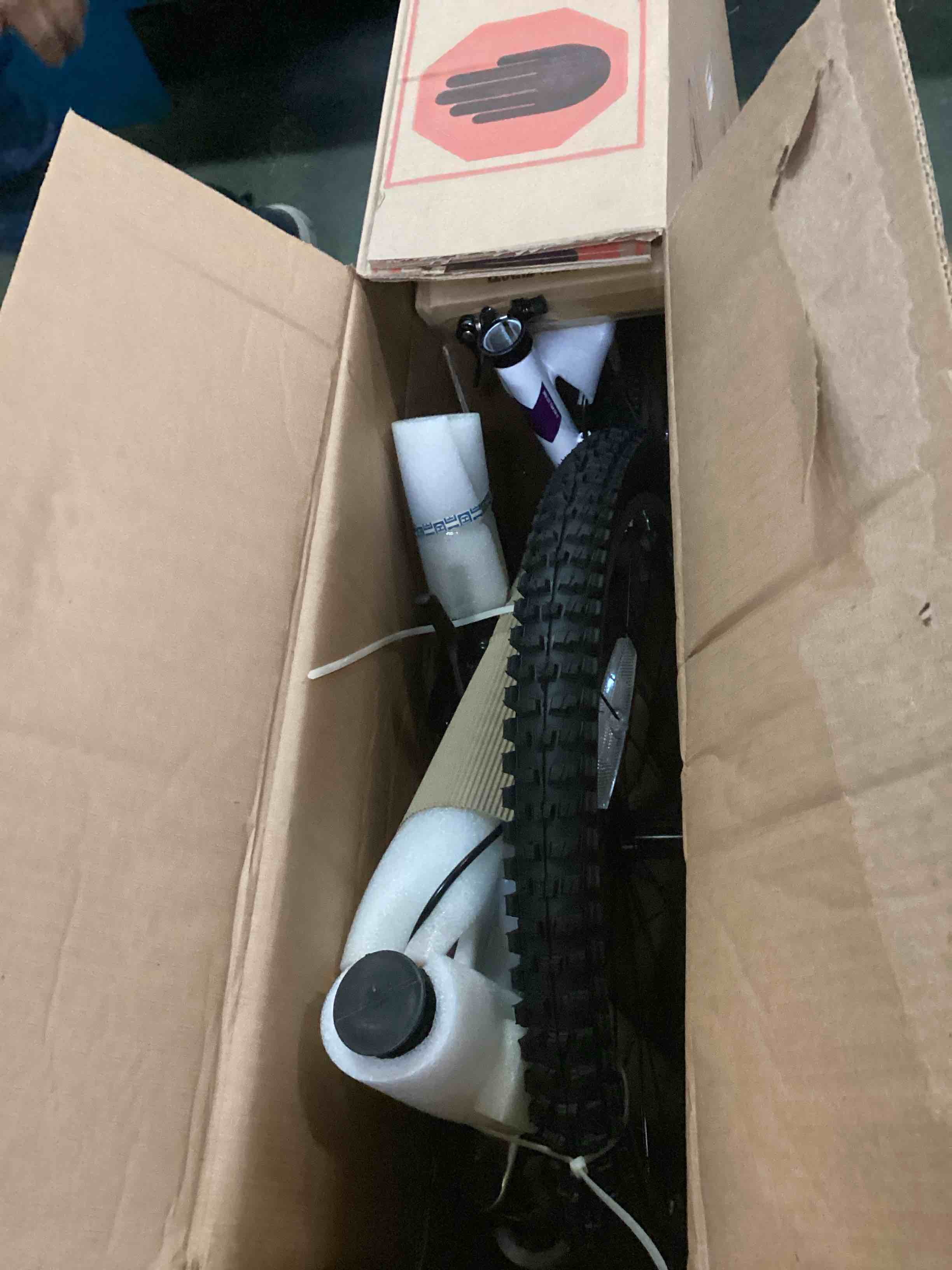 https://s3.amazonaws.com/lotting-images-prod/bidfta/RED6247079_1713549045245.jpeg