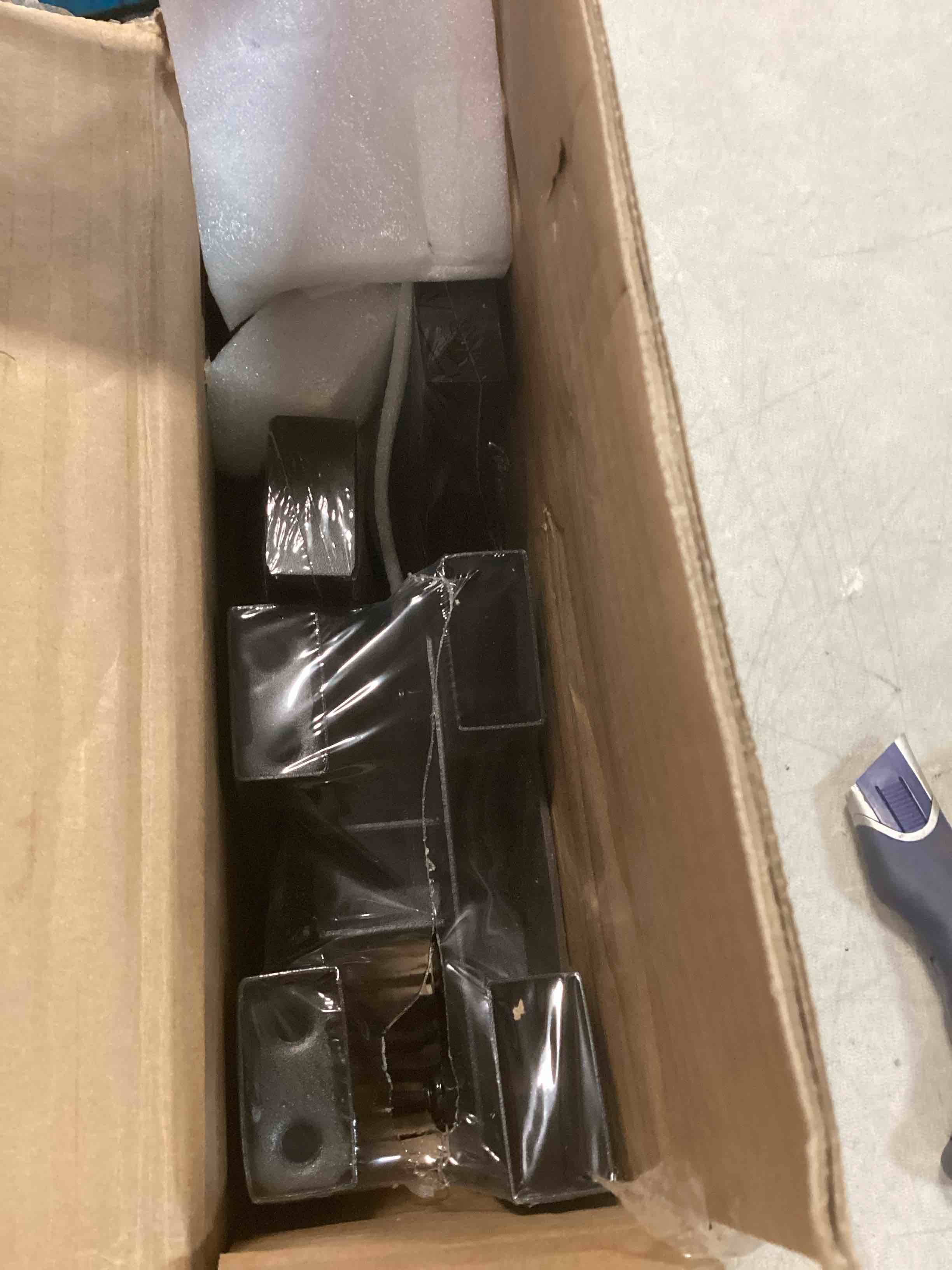 https://s3.amazonaws.com/lotting-images-prod/bidfta/RED6247505_1713884216191.jpeg