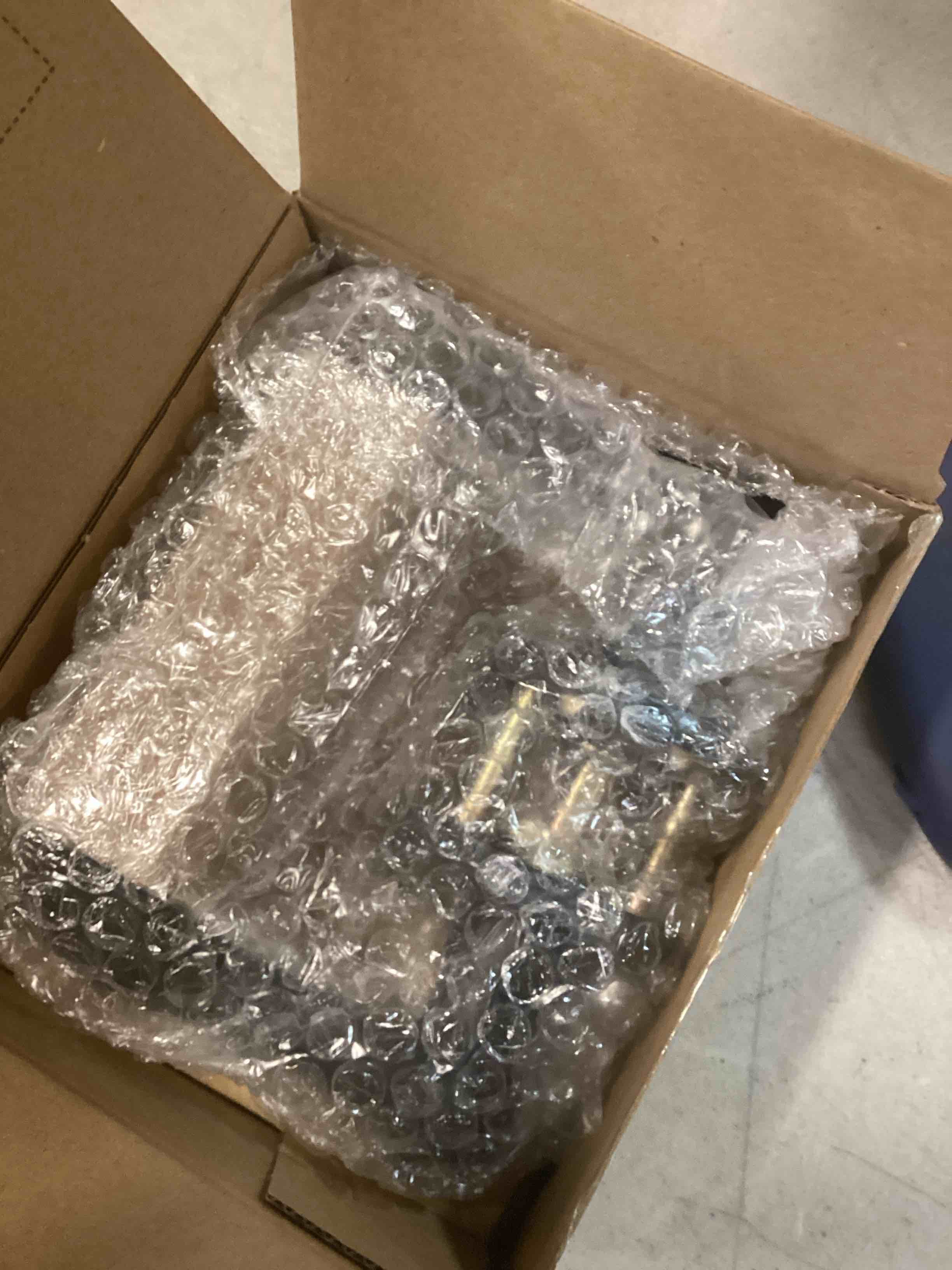 https://s3.amazonaws.com/lotting-images-prod/bidfta/RED6247610_1713896658389.jpeg