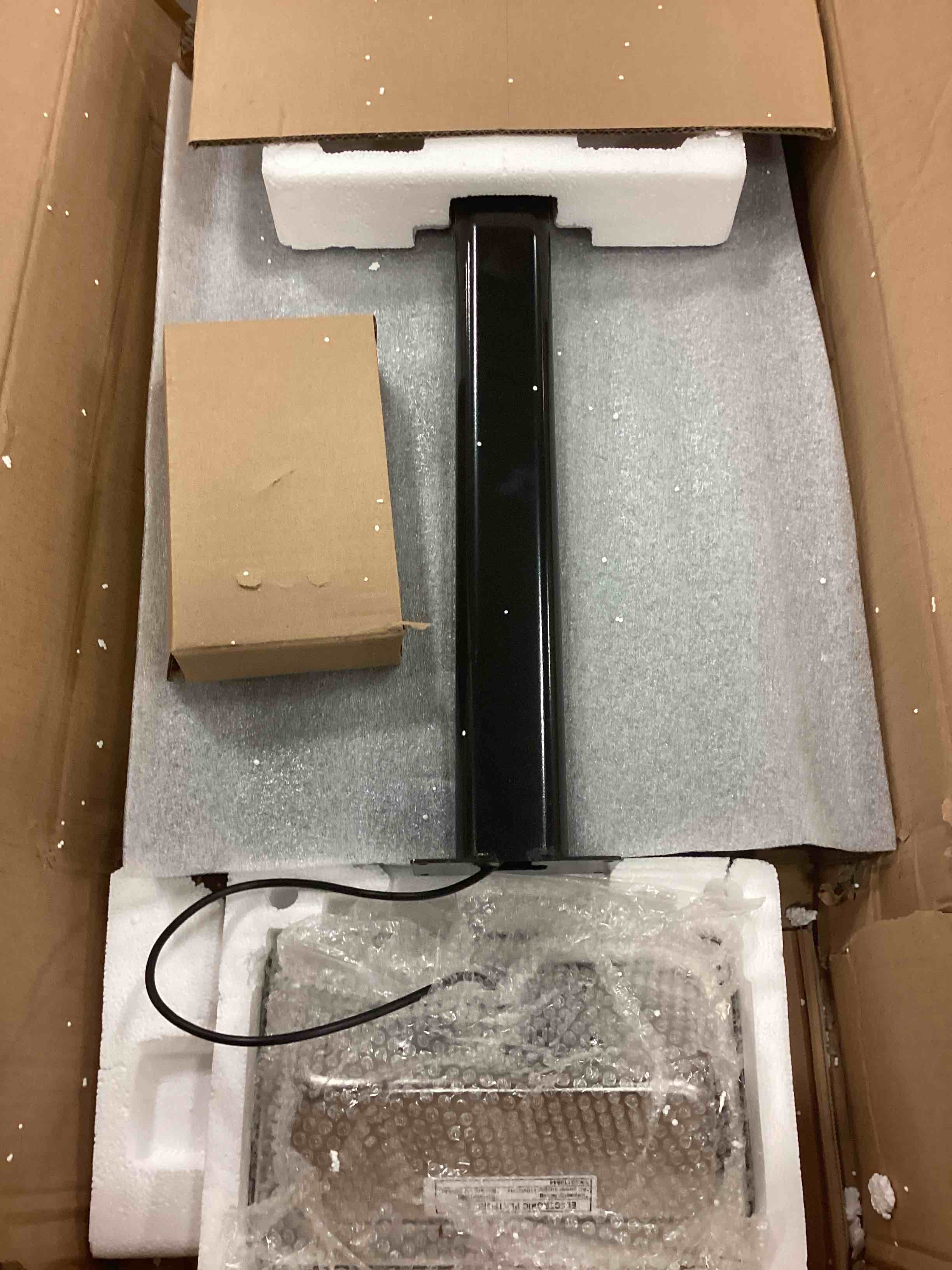 https://s3.amazonaws.com/lotting-images-prod/bidfta/RED6289464_1715271681862.jpeg