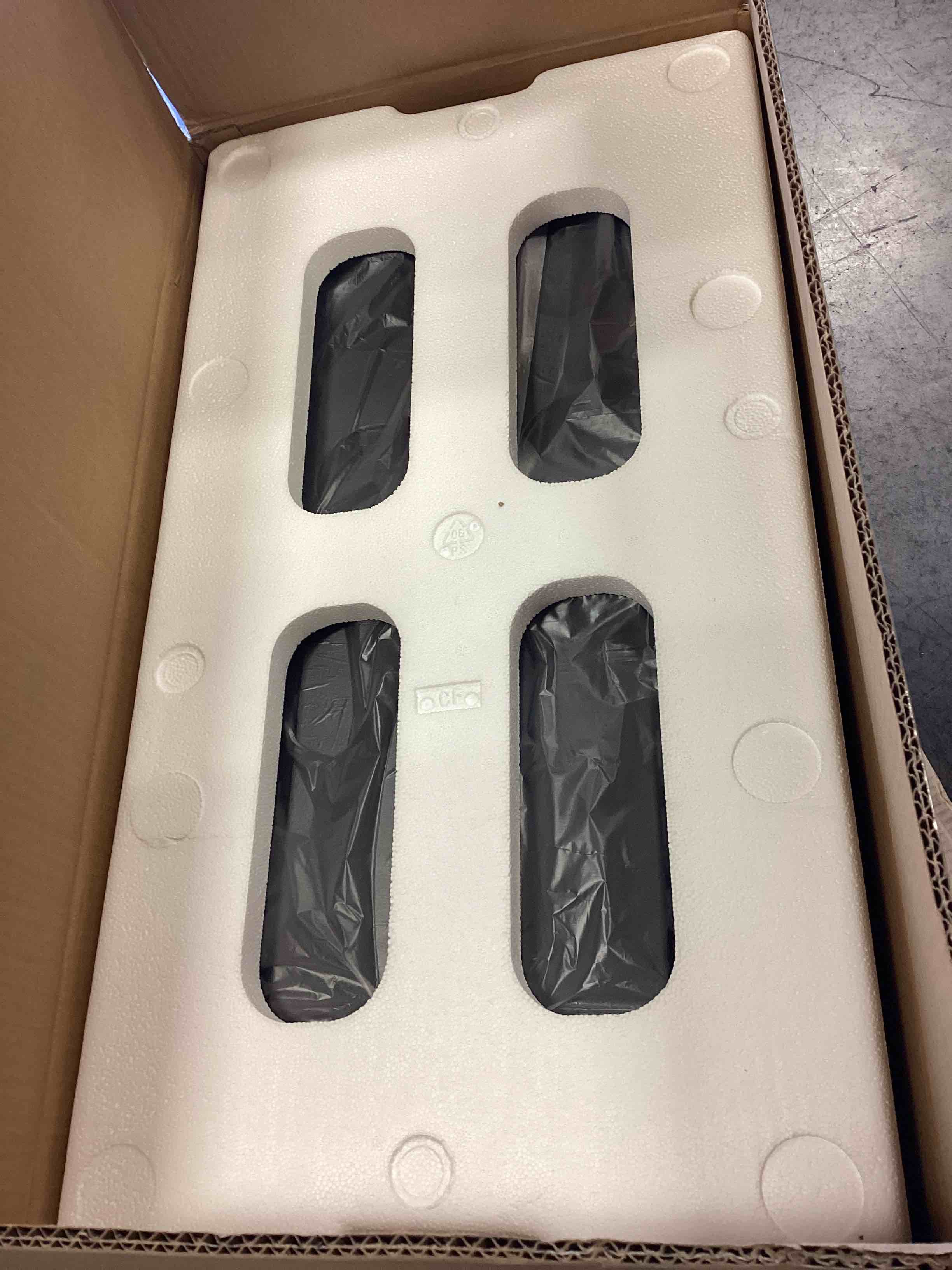 https://s3.amazonaws.com/lotting-images-prod/bidfta/RED6295568_1713800051274.jpeg