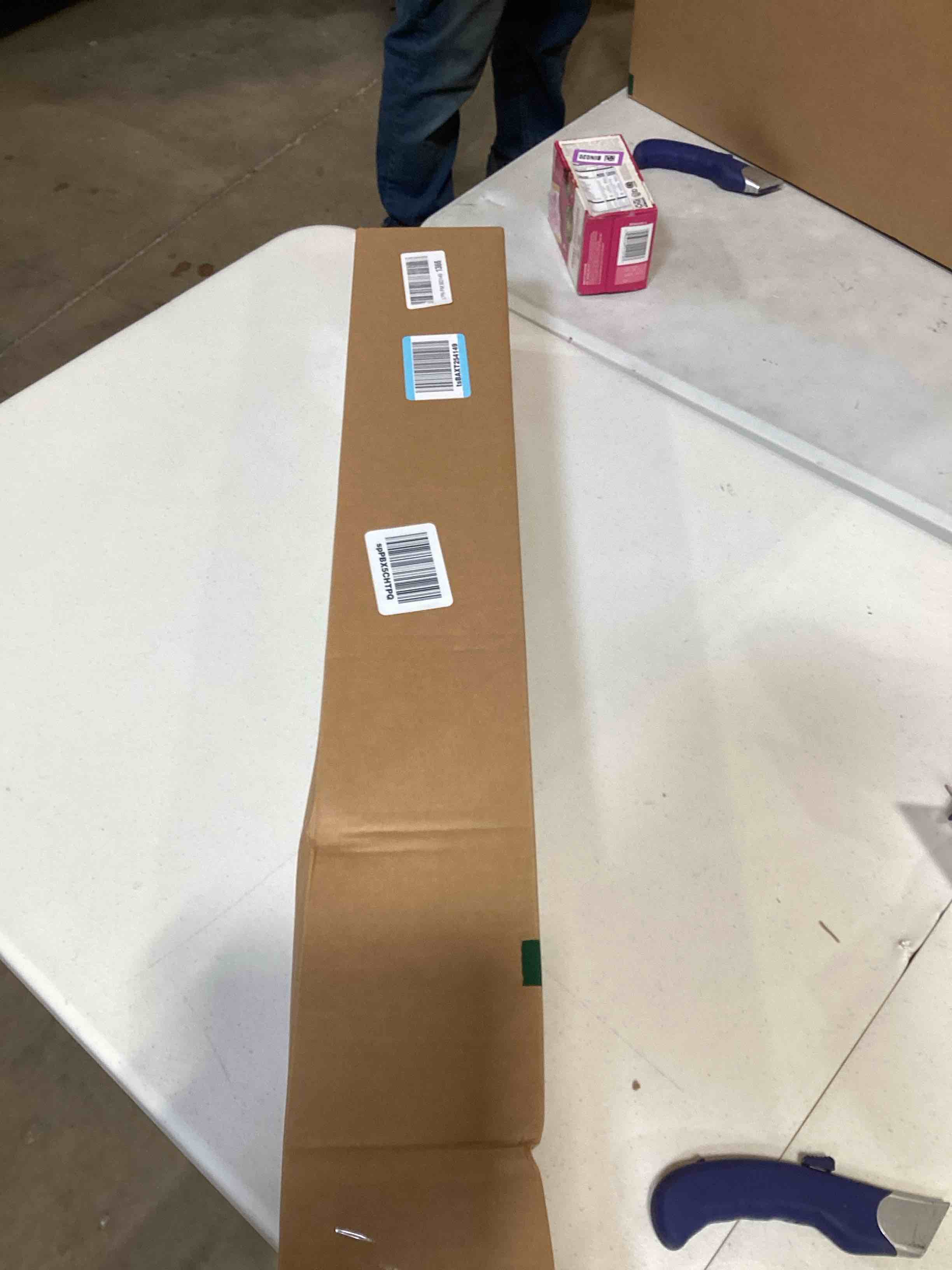 https://s3.amazonaws.com/lotting-images-prod/bidfta/RED6313826_1729191545117.jpeg