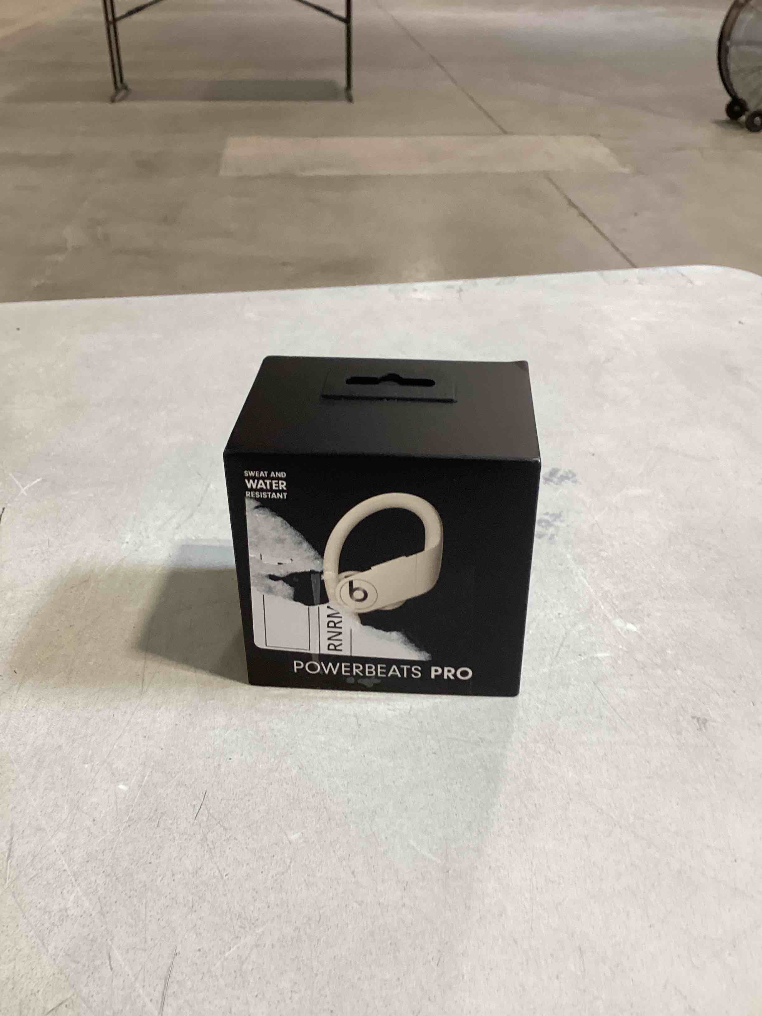https://s3.amazonaws.com/lotting-images-prod/bidfta/RED6314136_1714413405479.jpeg