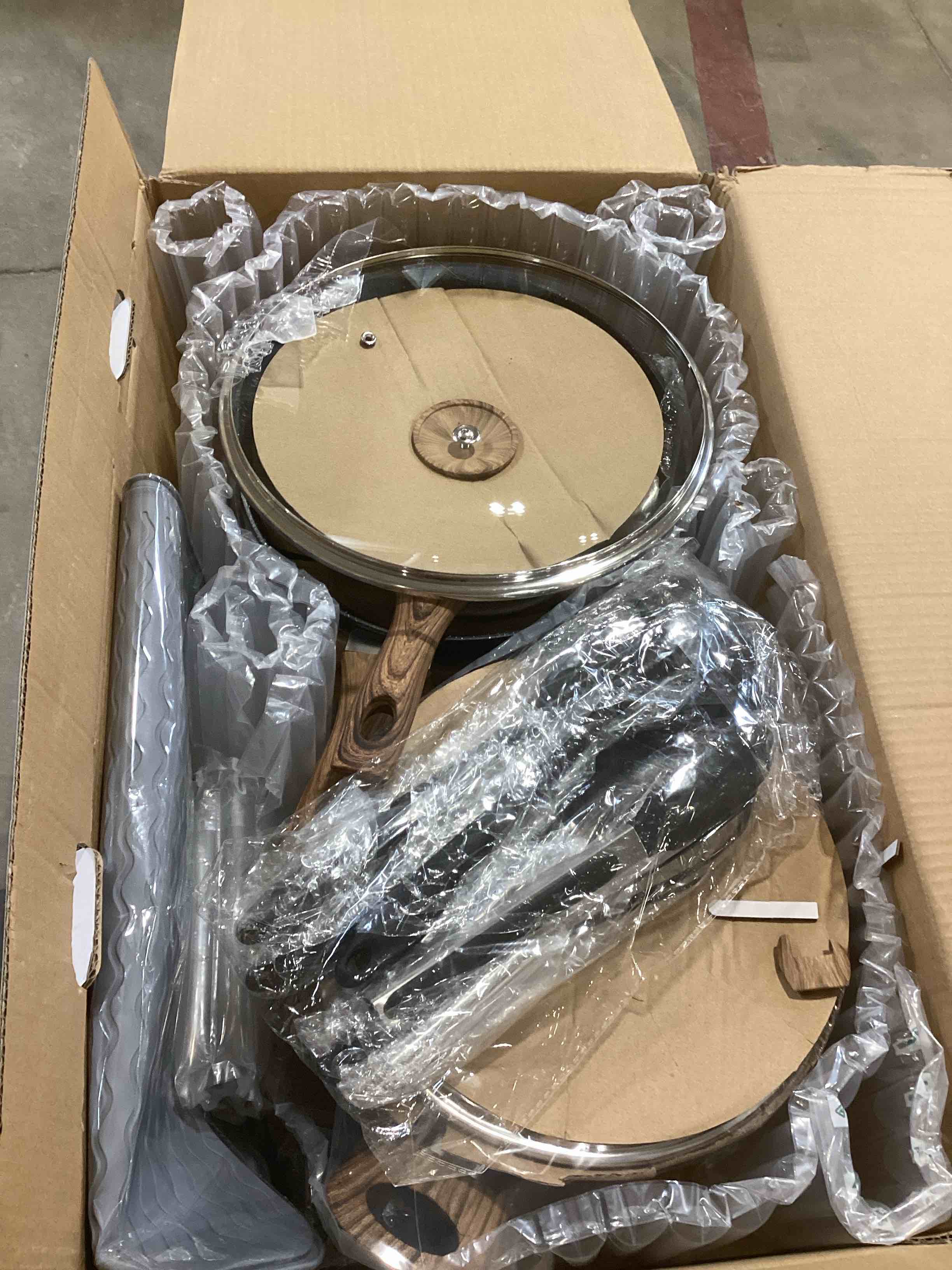 https://s3.amazonaws.com/lotting-images-prod/bidfta/RED6314356_1716222843879.jpeg