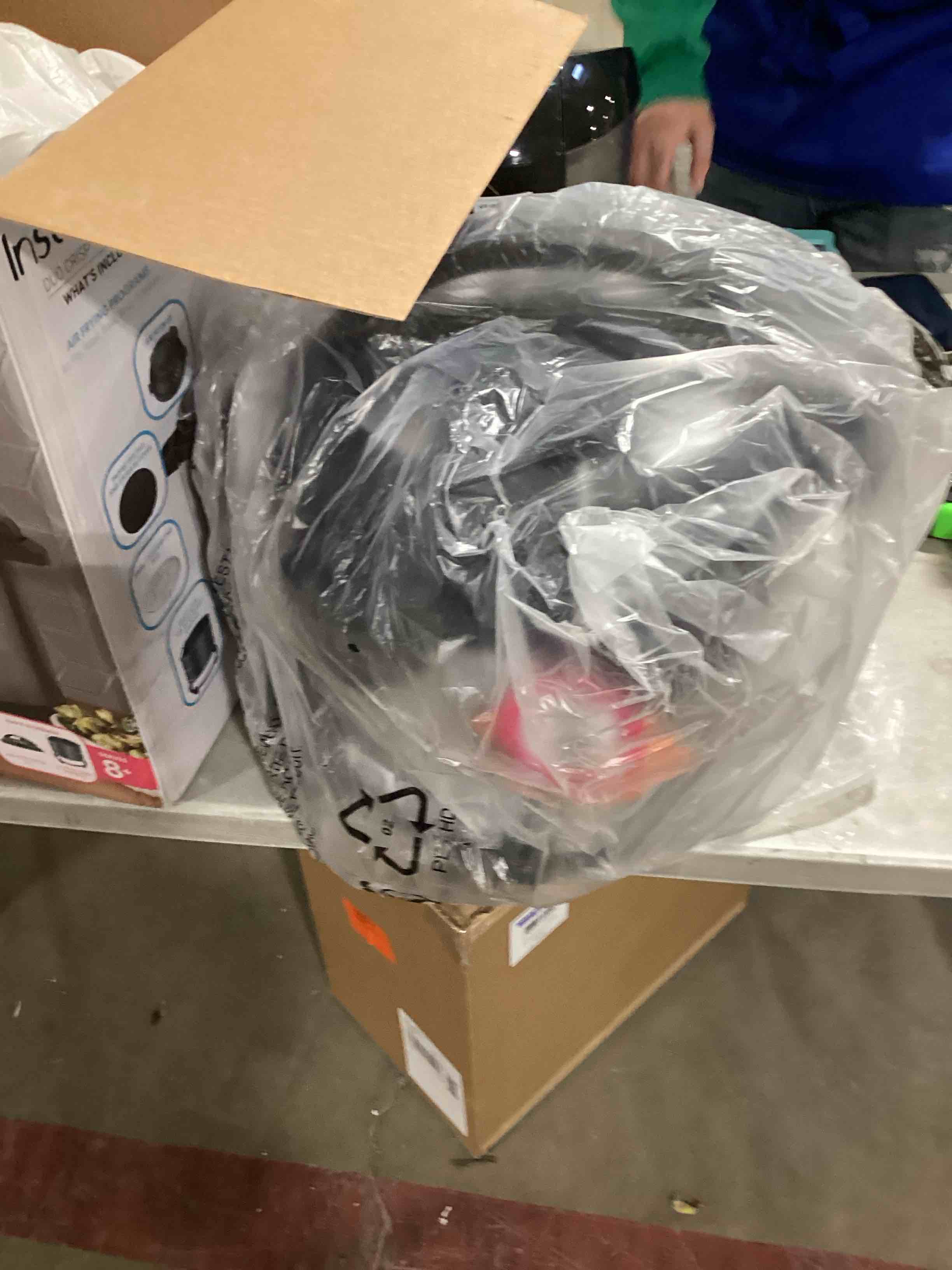 https://s3.amazonaws.com/lotting-images-prod/bidfta/RED6315000_1718023148081.jpeg