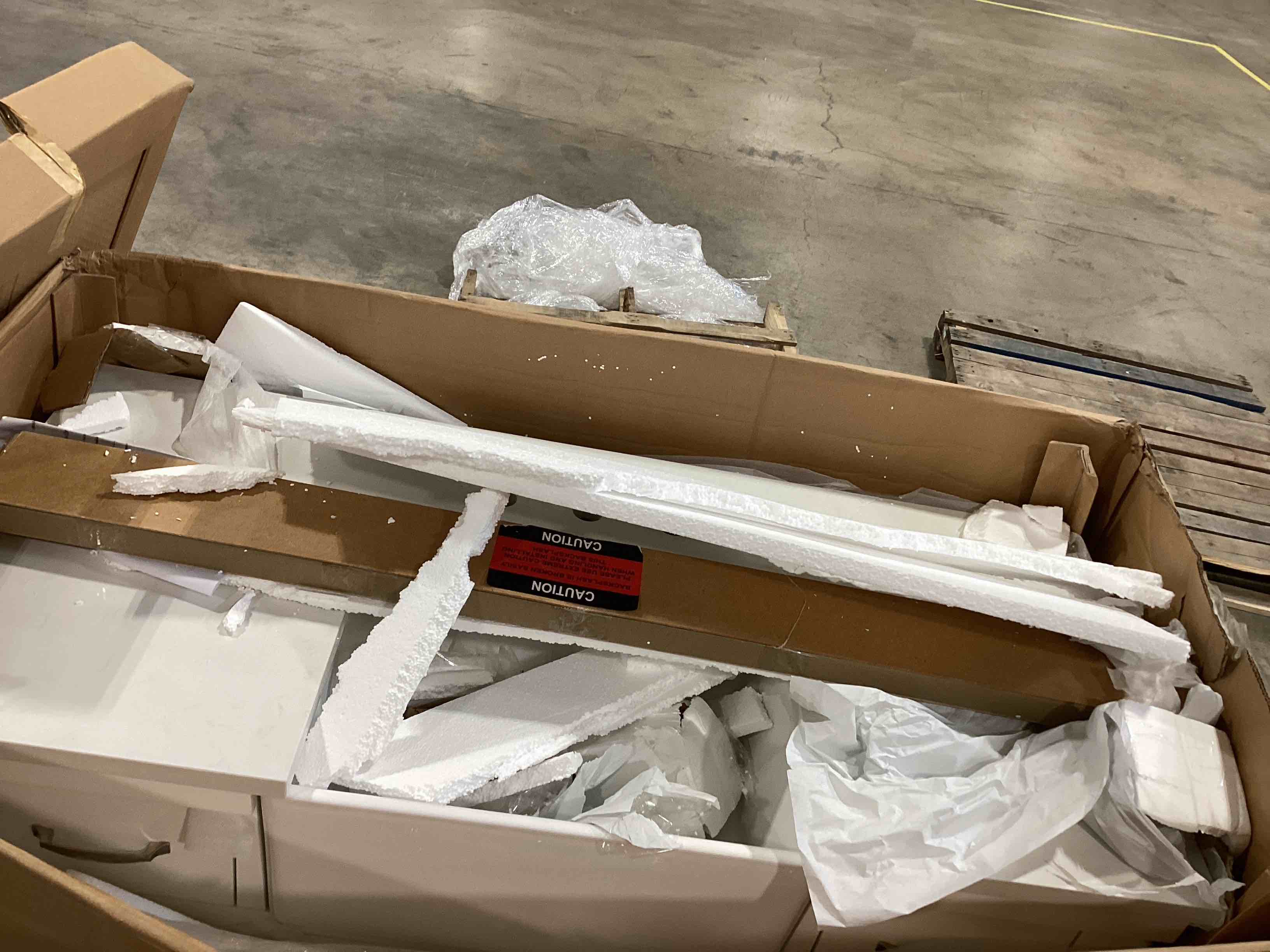 https://s3.amazonaws.com/lotting-images-prod/bidfta/RED6316880_1720545925976.jpeg