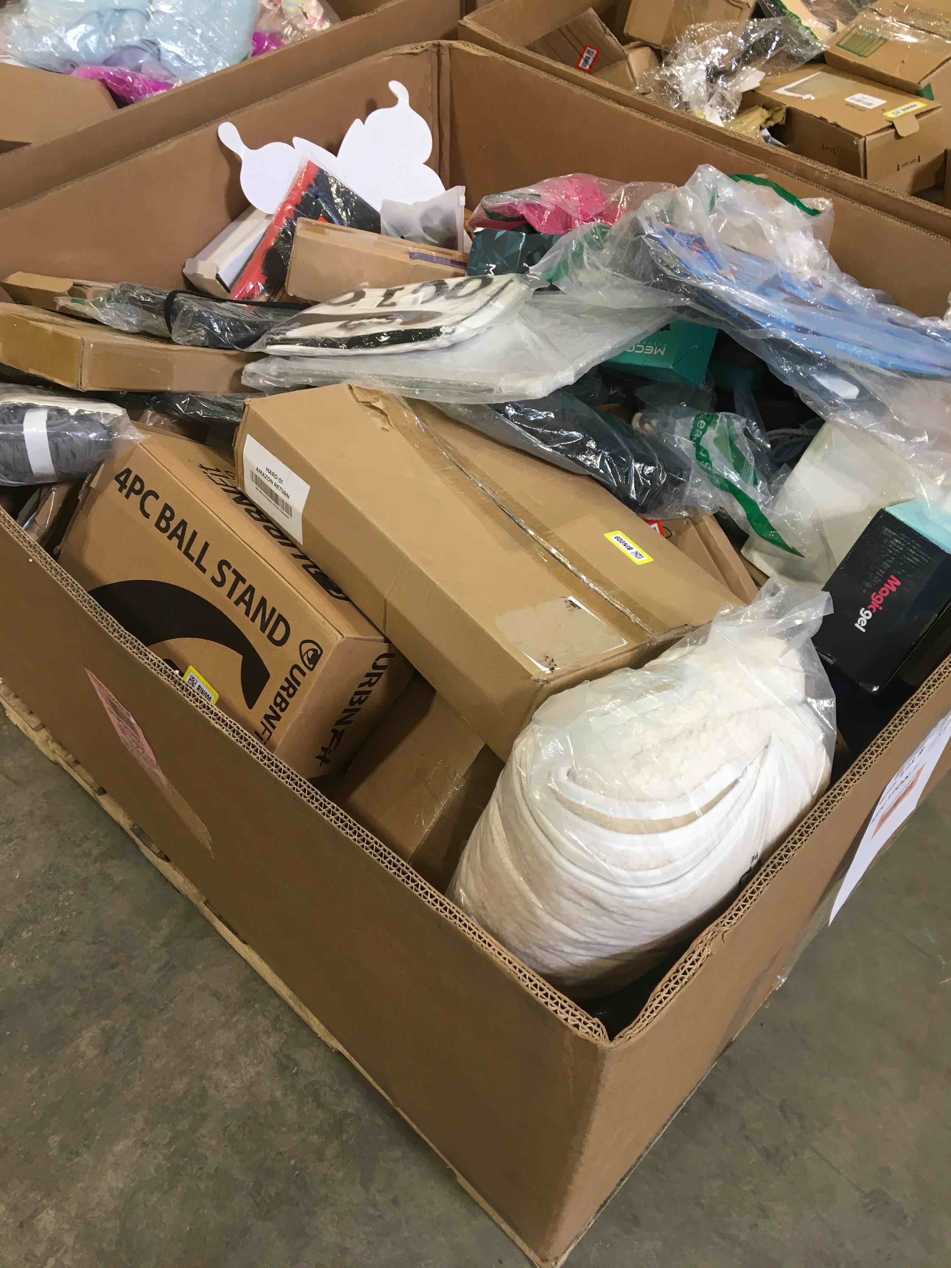 https://s3.amazonaws.com/lotting-images-prod/bidfta/RED6317016_1716590050700.jpeg