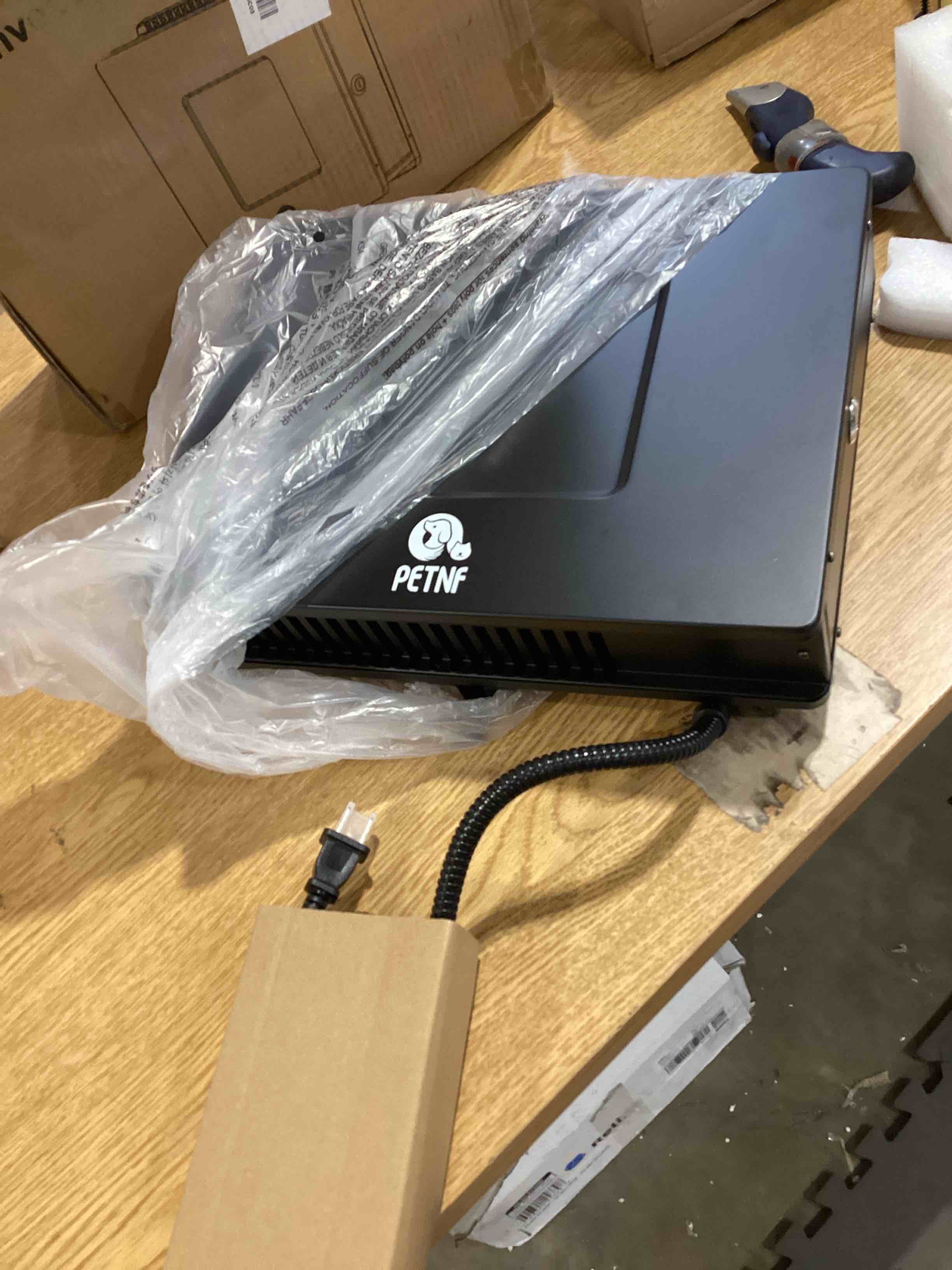 https://s3.amazonaws.com/lotting-images-prod/bidfta/RED6318793_1716212953394.jpeg