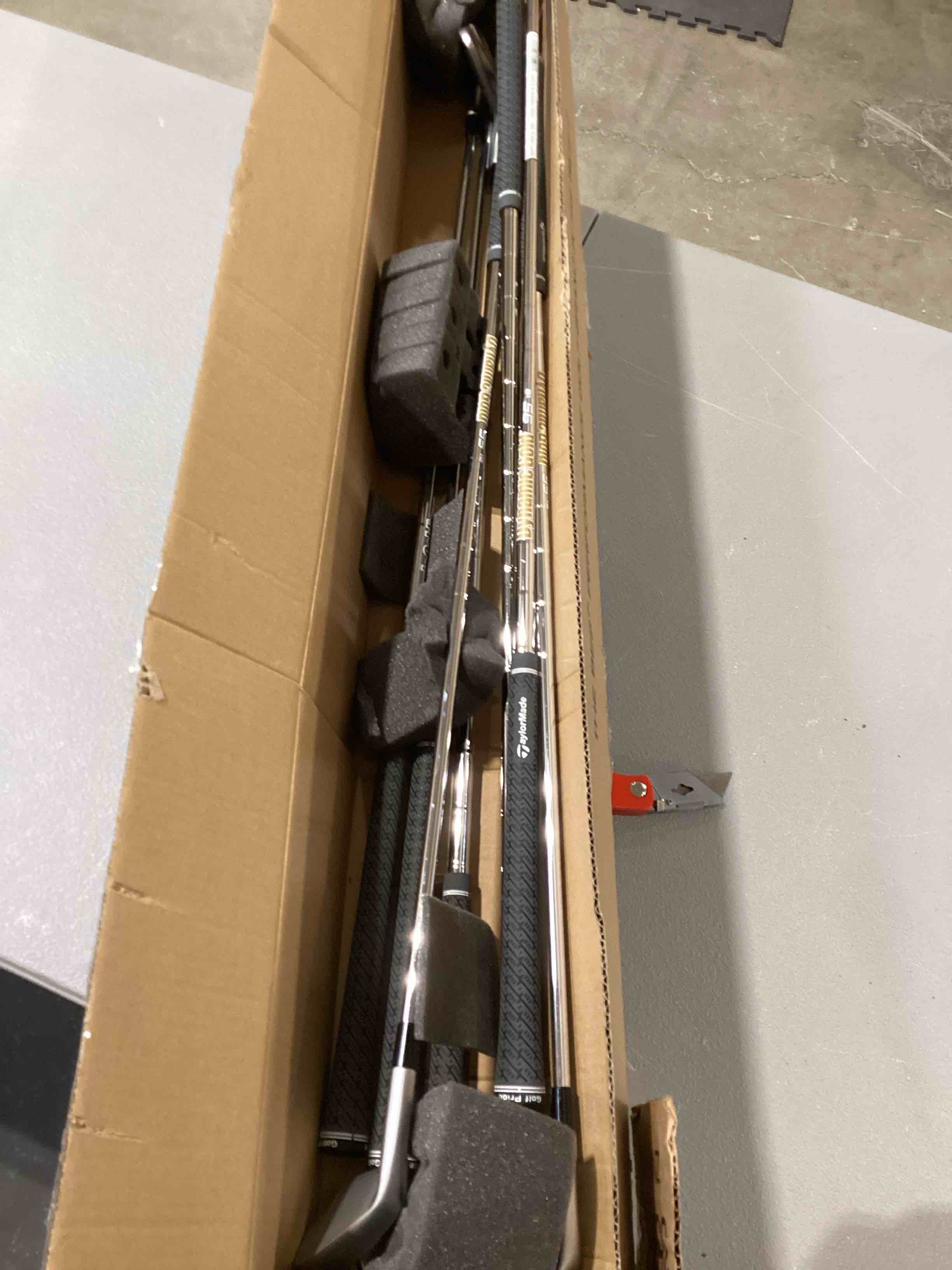https://s3.amazonaws.com/lotting-images-prod/bidfta/RED6319858_1718715095137.jpeg