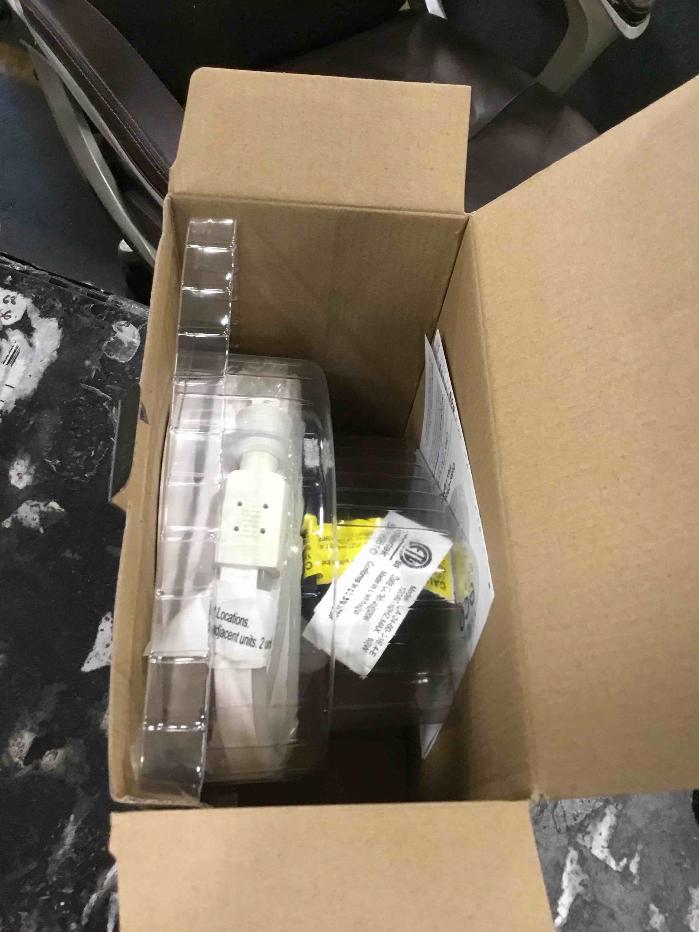 https://s3.amazonaws.com/lotting-images-prod/bidfta/RED6323767_1713363832498.jpeg