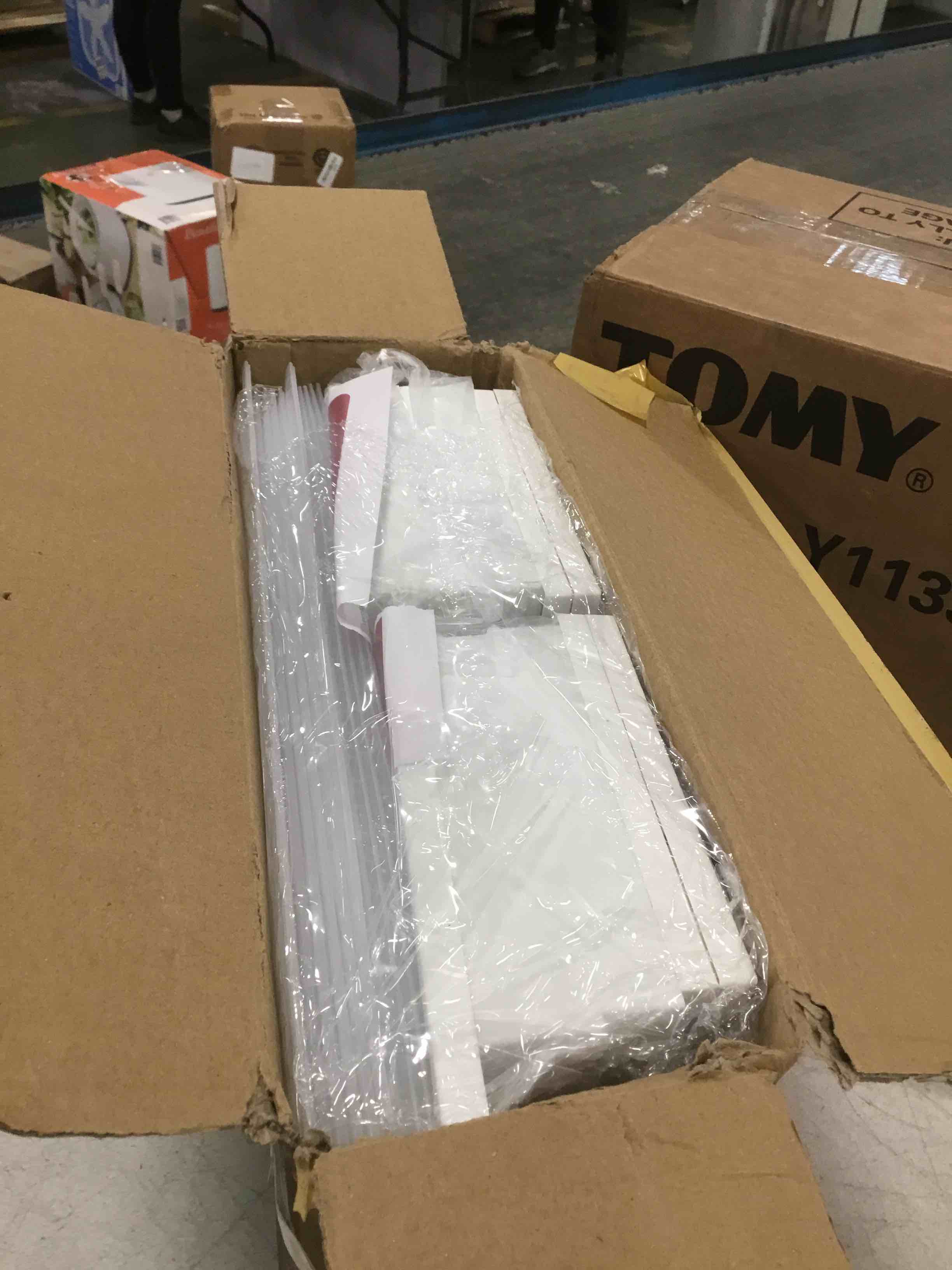 https://s3.amazonaws.com/lotting-images-prod/bidfta/RED6325213_1712750151825.jpeg