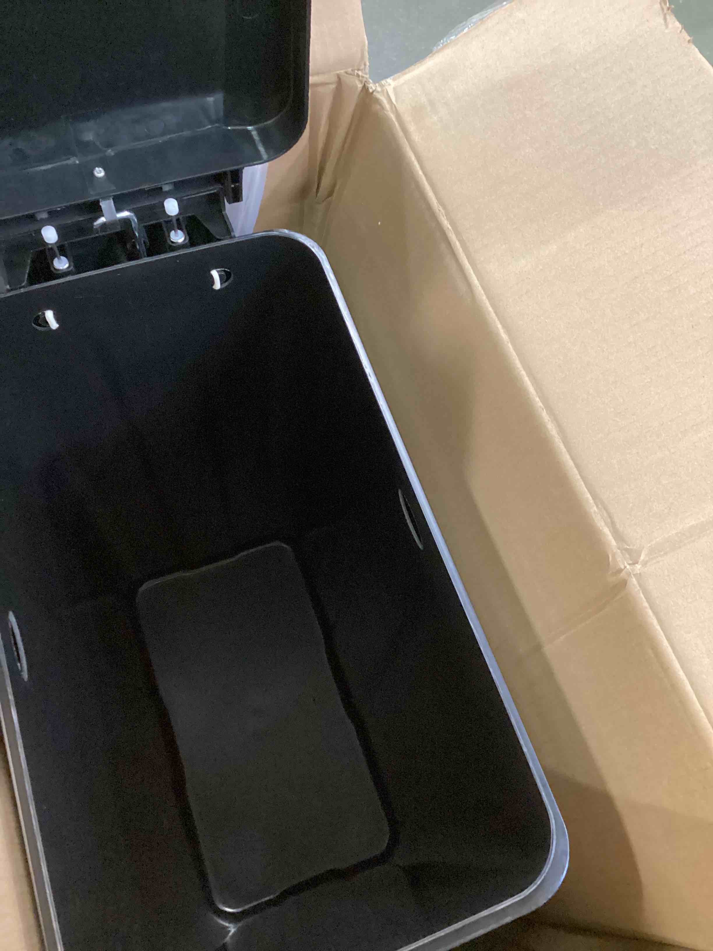 https://s3.amazonaws.com/lotting-images-prod/bidfta/RED6326272_1712330024572.jpeg