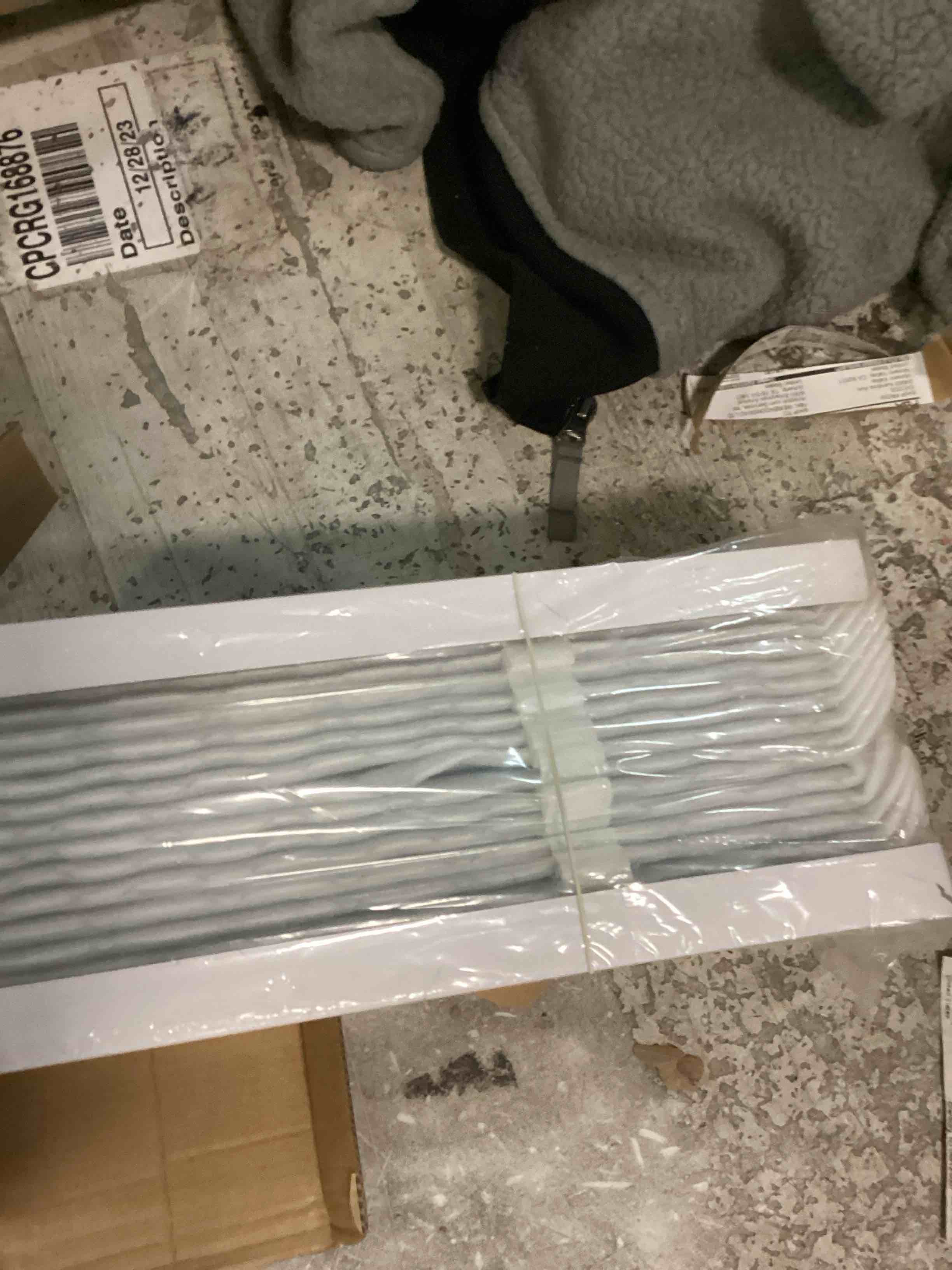 https://s3.amazonaws.com/lotting-images-prod/bidfta/RED6327427_1712857589821.jpeg