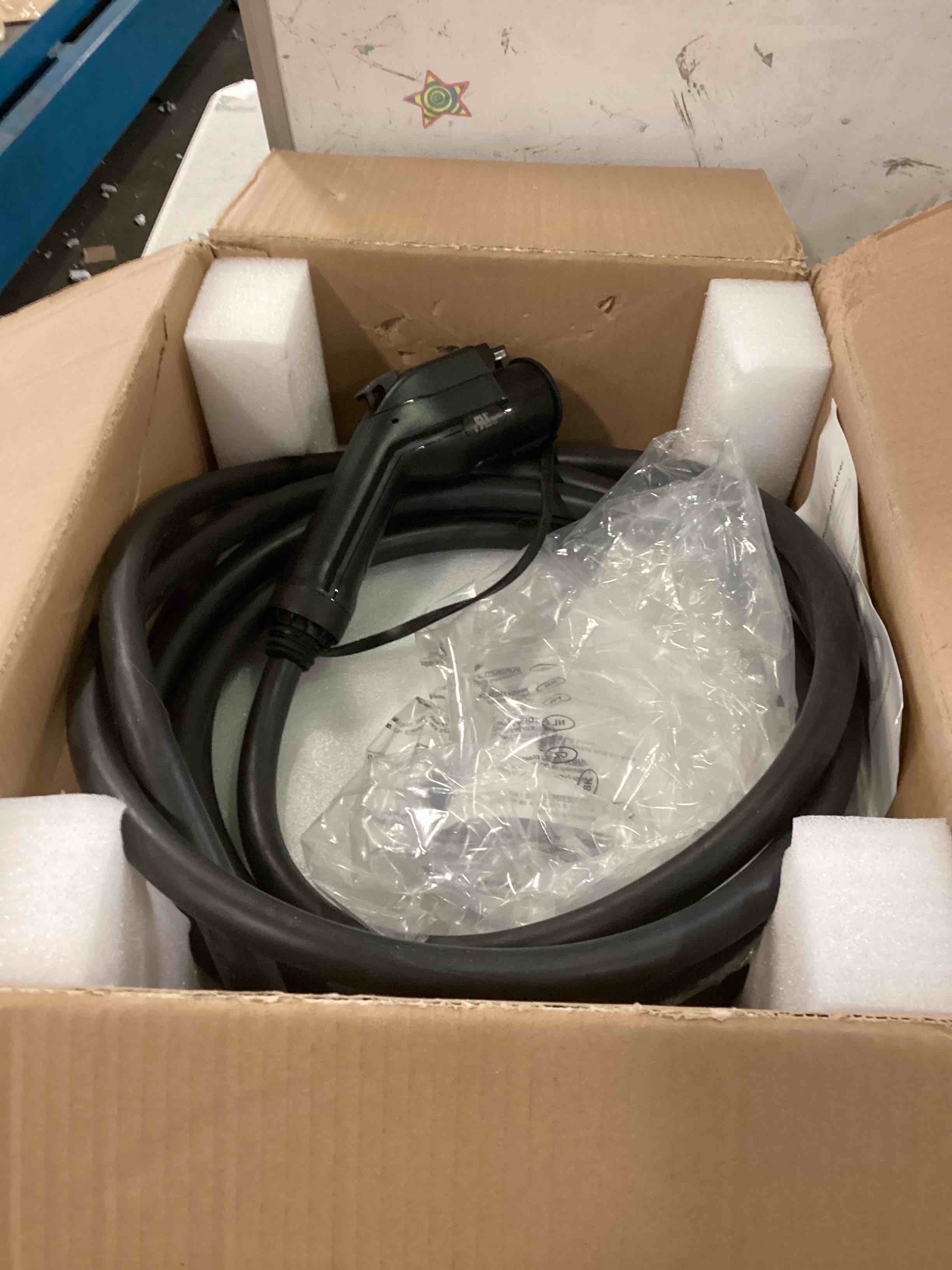 https://s3.amazonaws.com/lotting-images-prod/bidfta/RED6336329_1712328388782.jpeg