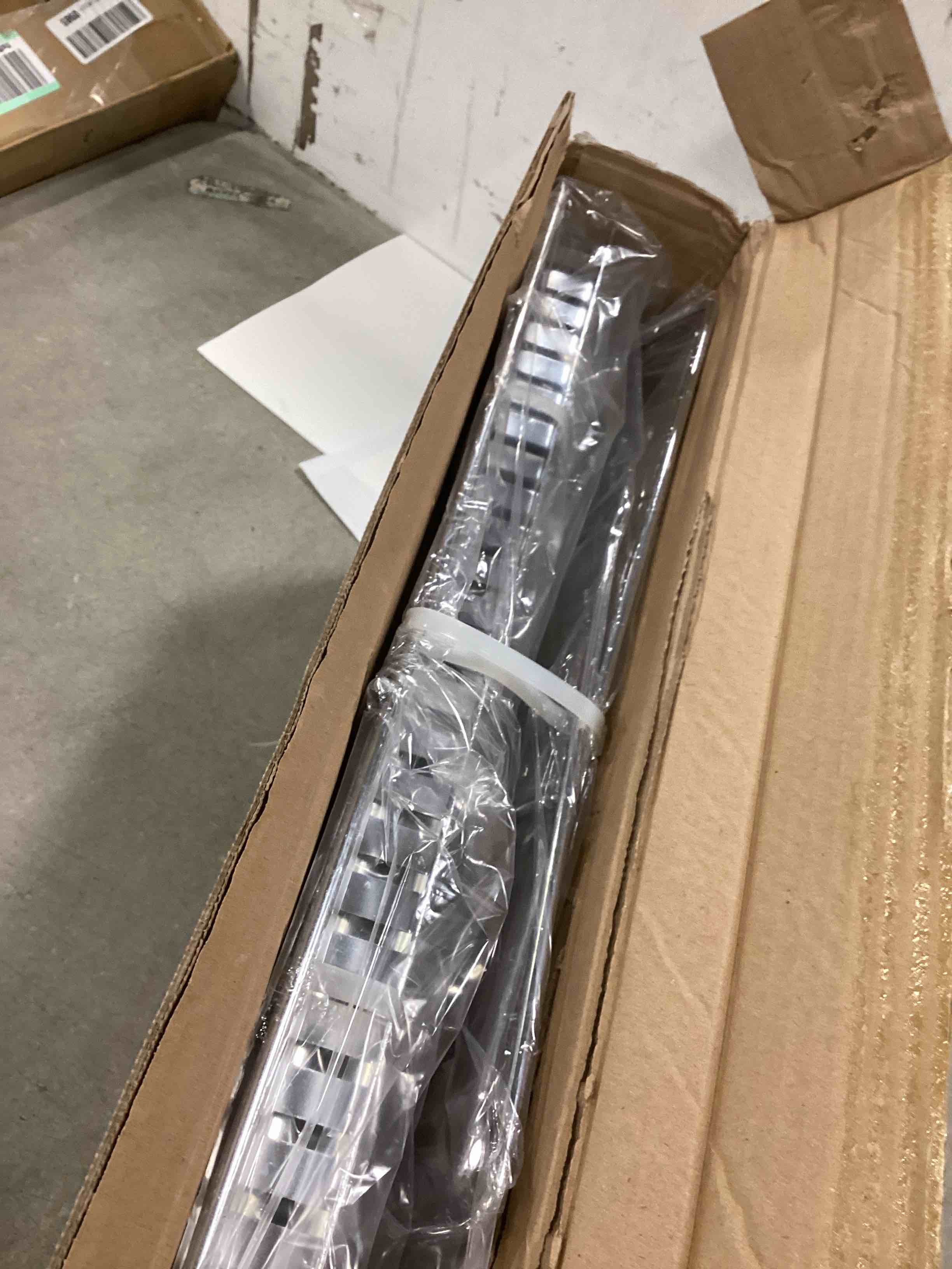 https://s3.amazonaws.com/lotting-images-prod/bidfta/RED6339528_1712065449176.jpeg
