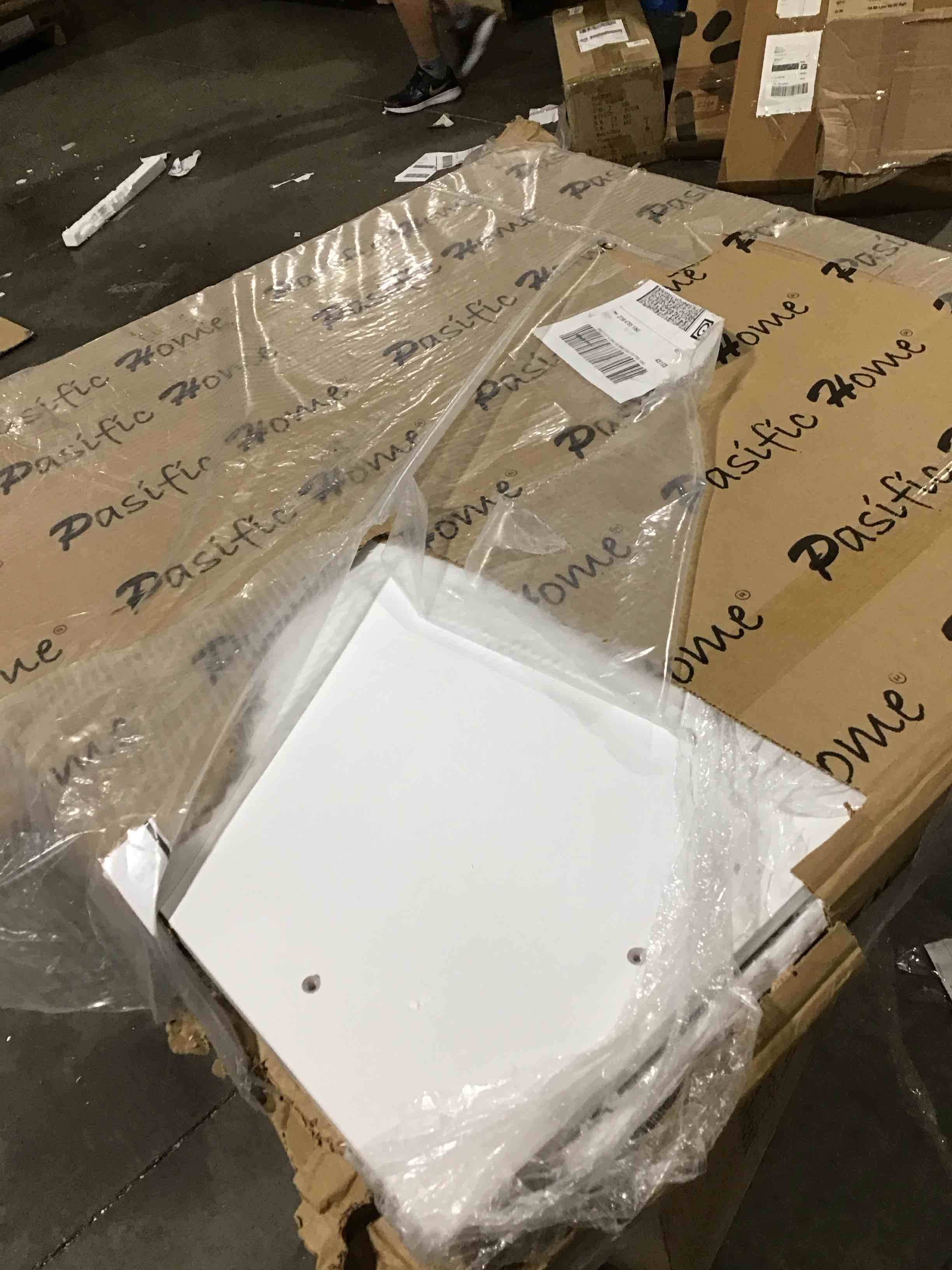 https://s3.amazonaws.com/lotting-images-prod/bidfta/RED6347766_1715265533883.jpeg