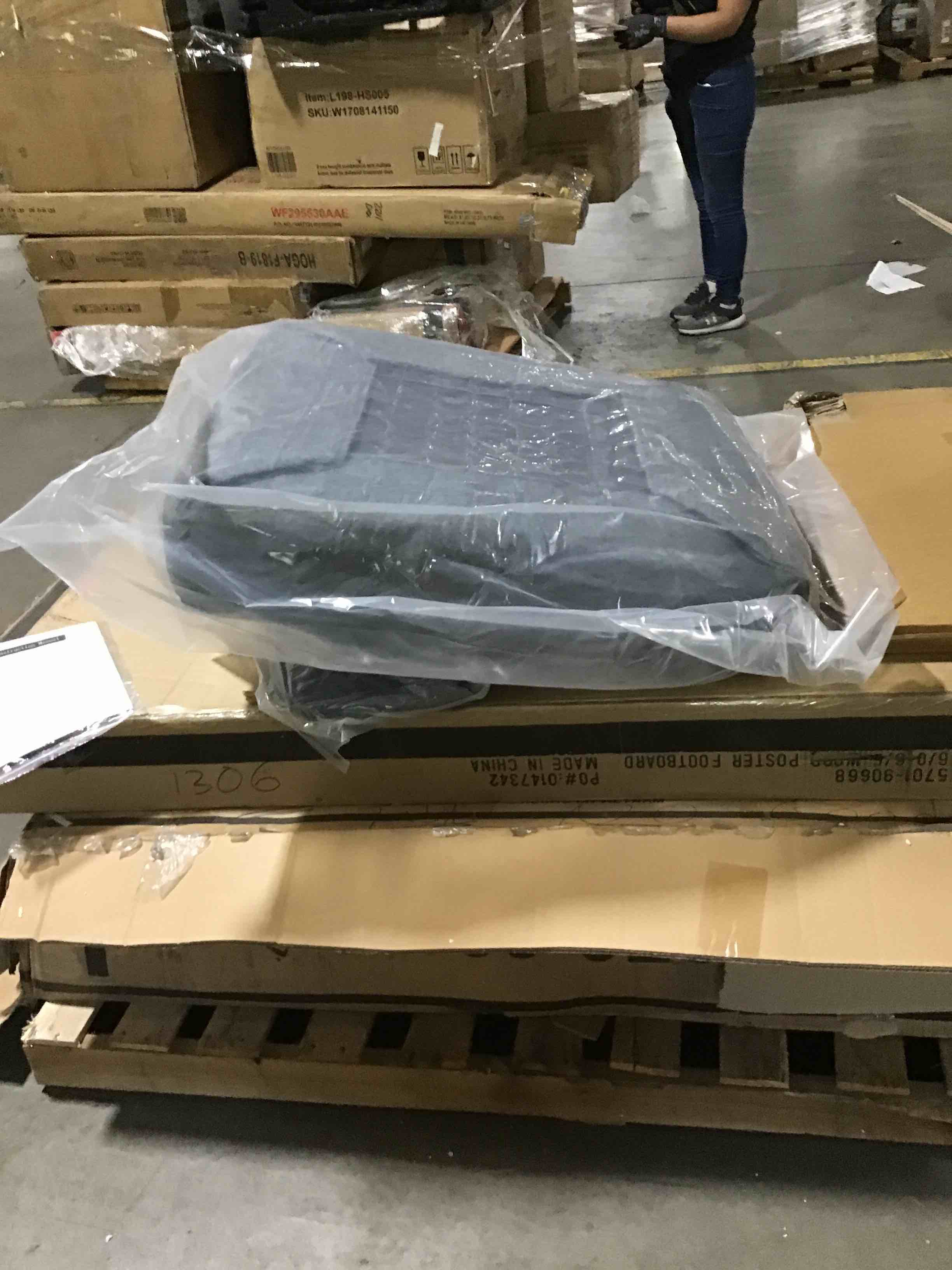 https://s3.amazonaws.com/lotting-images-prod/bidfta/RED6350152_1714570516728.jpeg