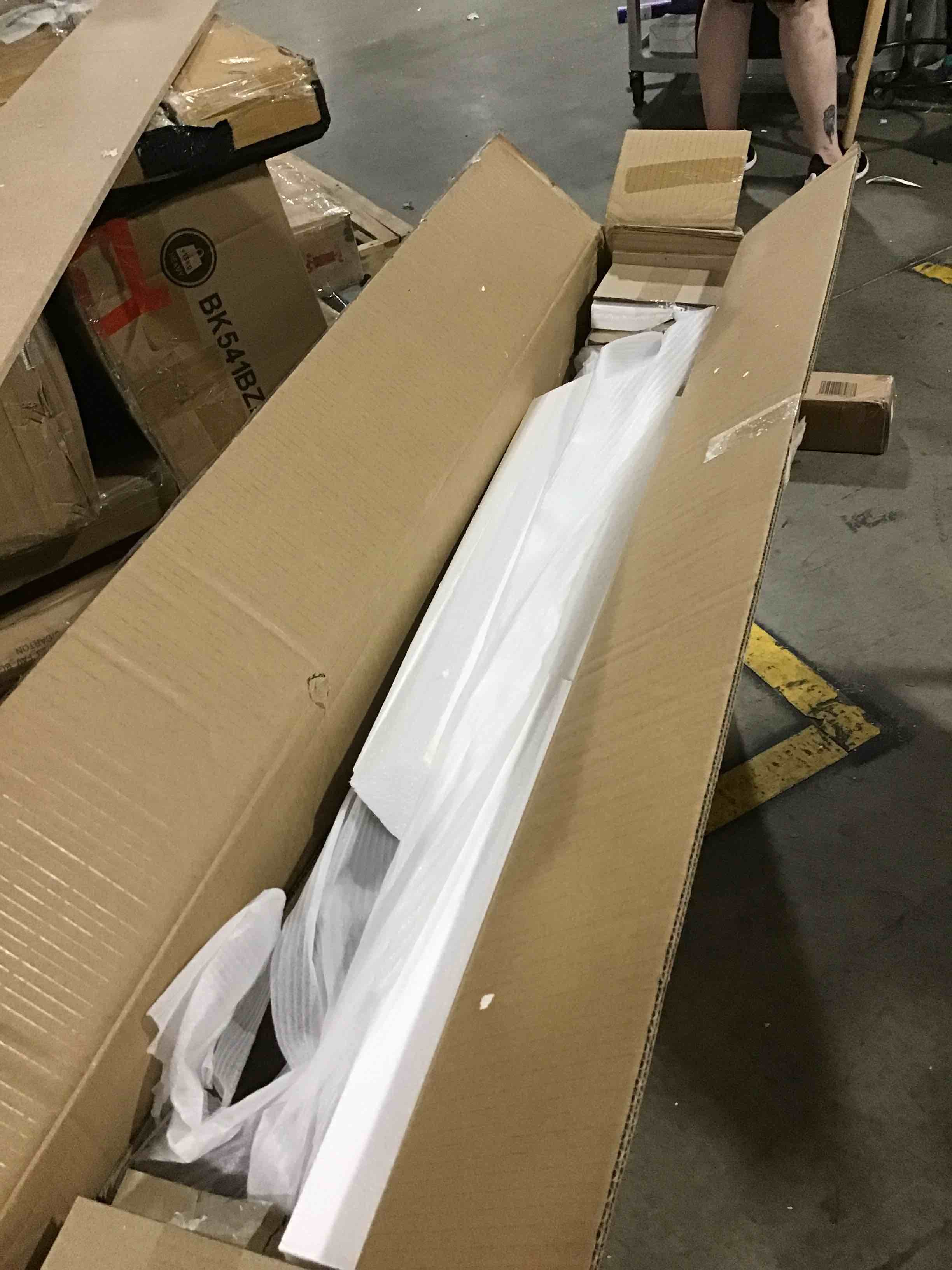 https://s3.amazonaws.com/lotting-images-prod/bidfta/RED6350859_1715964851292.jpeg