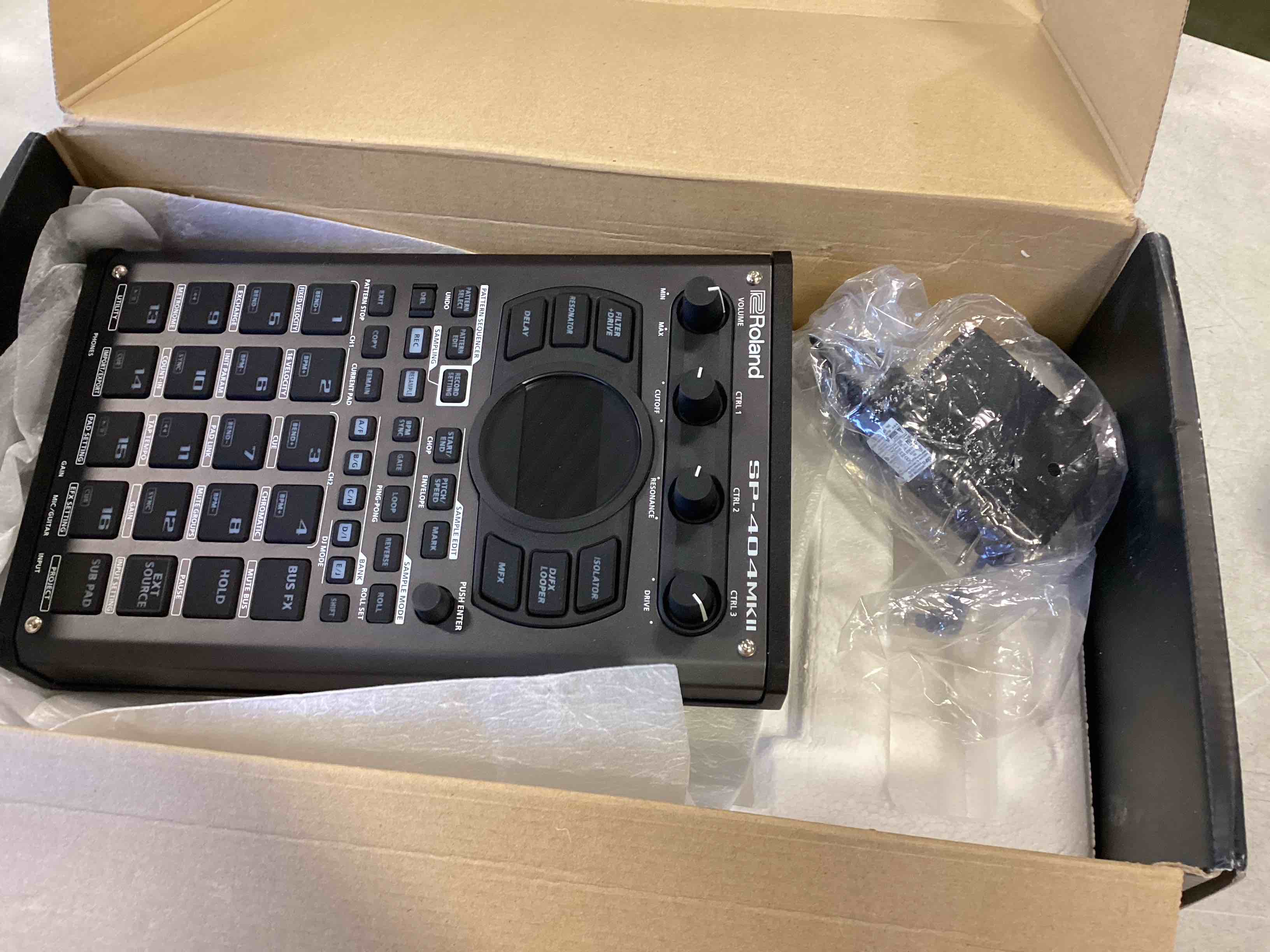 https://s3.amazonaws.com/lotting-images-prod/bidfta/RED6393796_1717685917012.jpeg