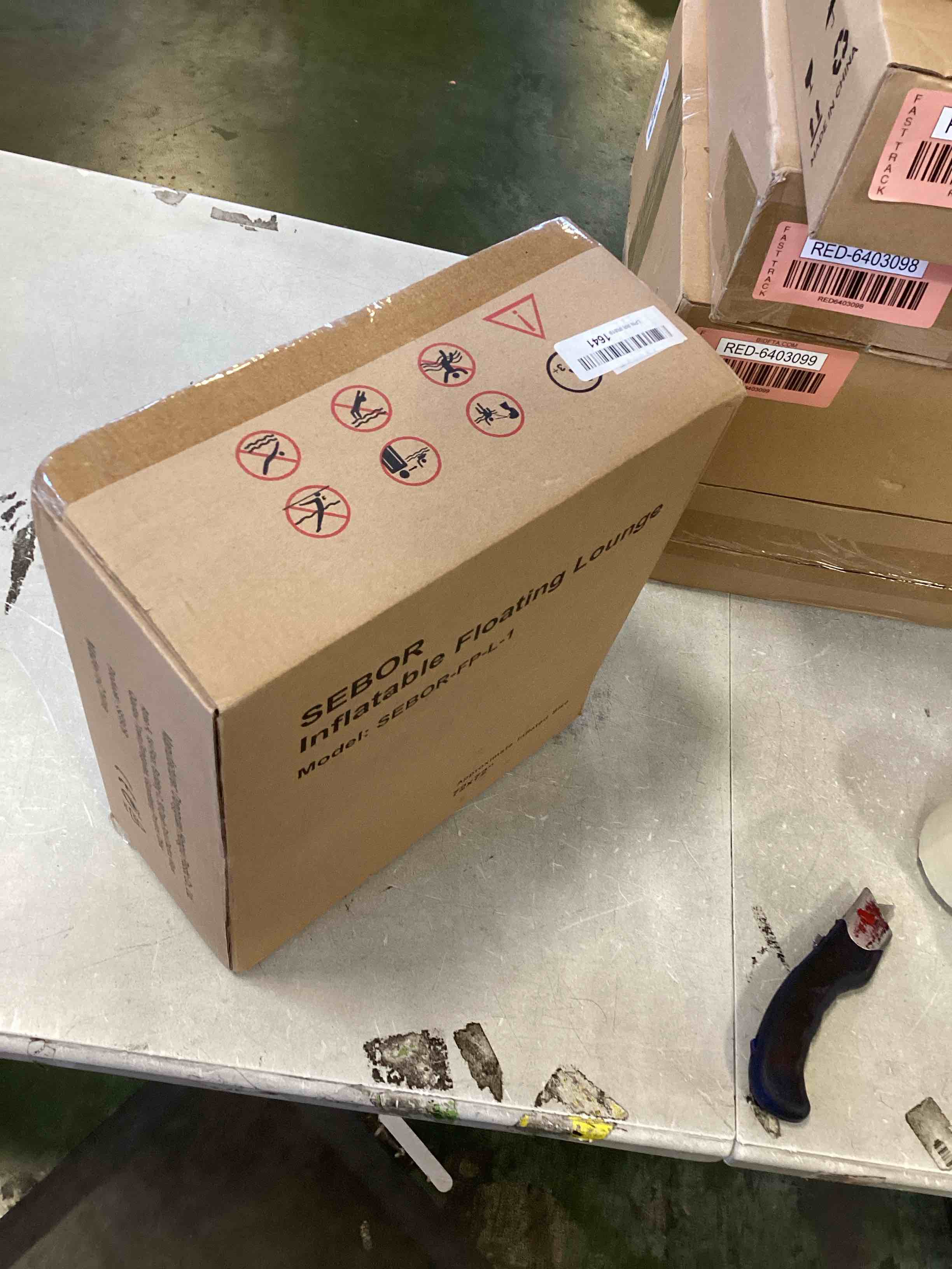 https://s3.amazonaws.com/lotting-images-prod/bidfta/RED6403102_1718473716867.jpeg