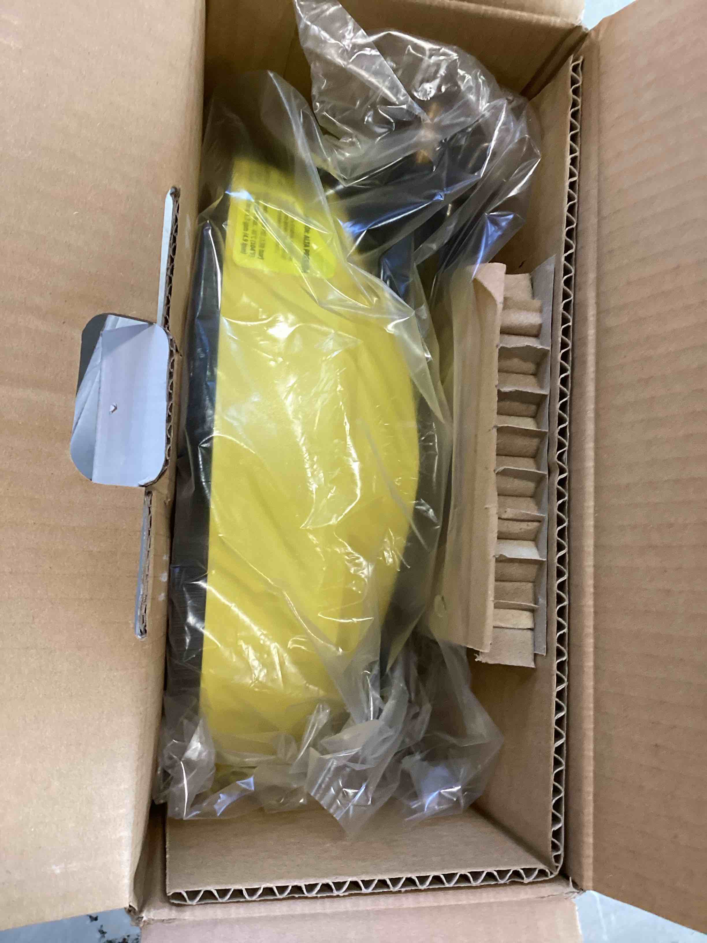 https://s3.amazonaws.com/lotting-images-prod/bidfta/RED6403171_1718627808491.jpeg
