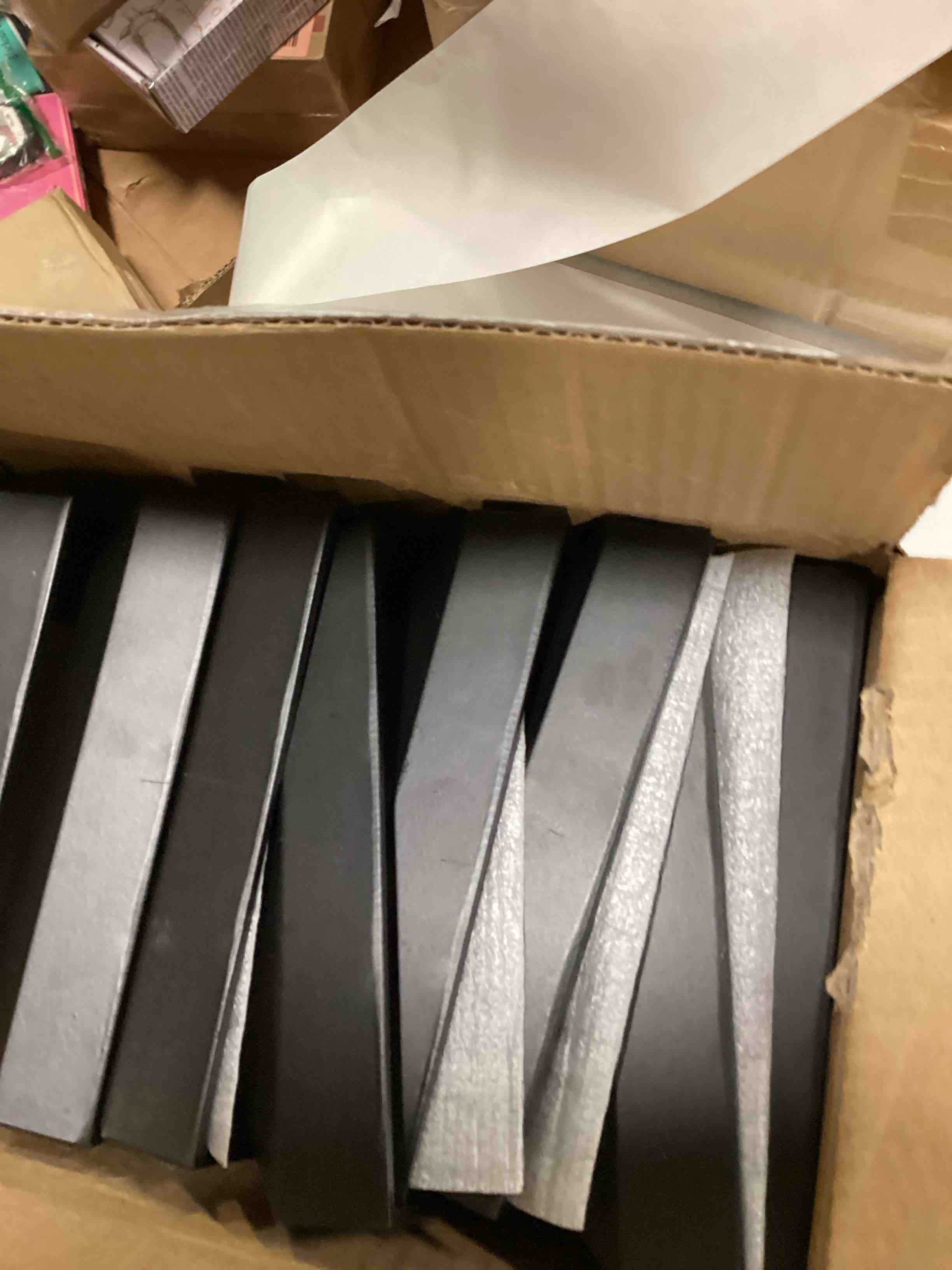https://s3.amazonaws.com/lotting-images-prod/bidfta/RED6403917_1718856058101.jpeg