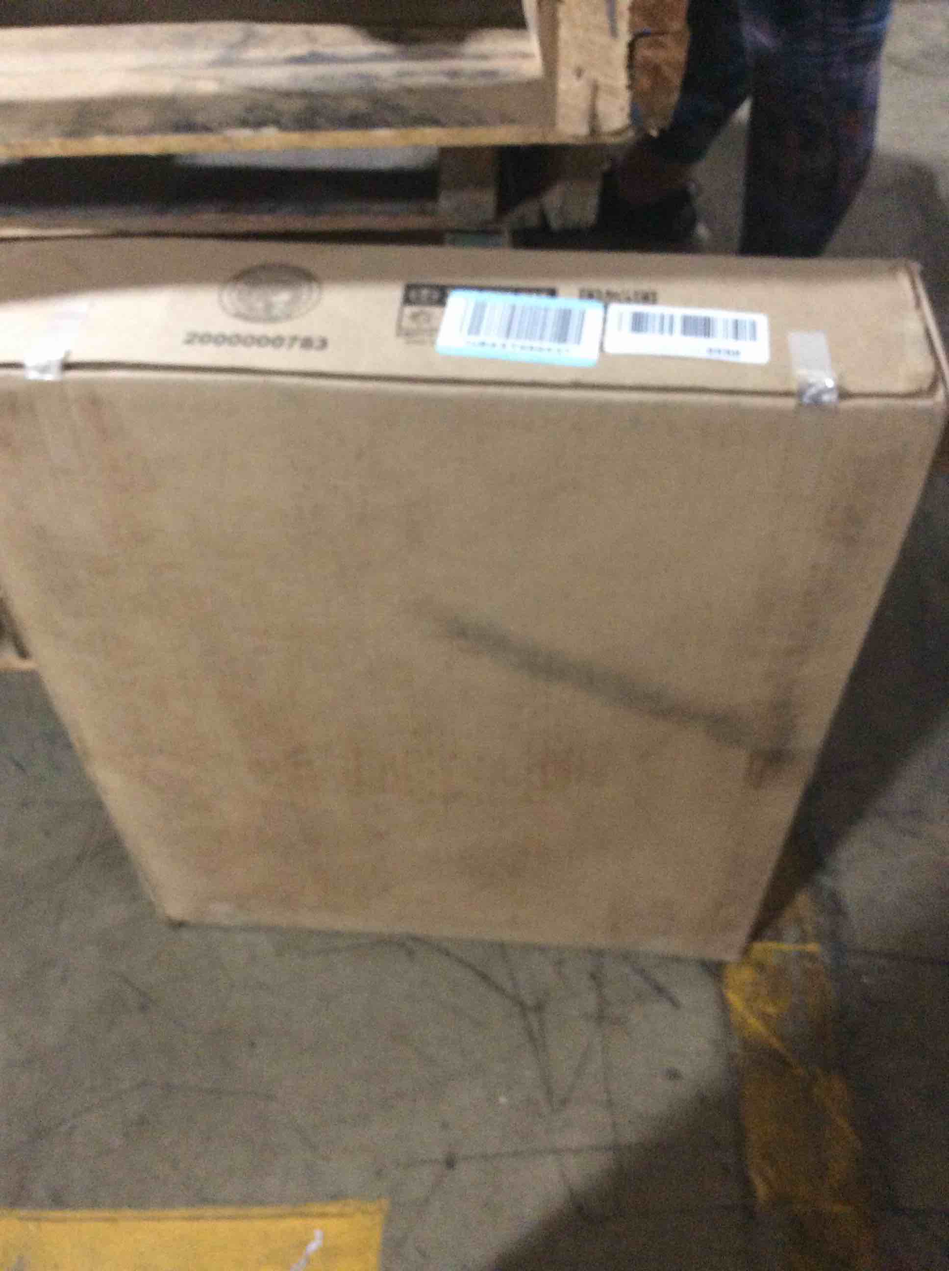 https://s3.amazonaws.com/lotting-images-prod/bidfta/RED6406228_1724362425512.jpeg