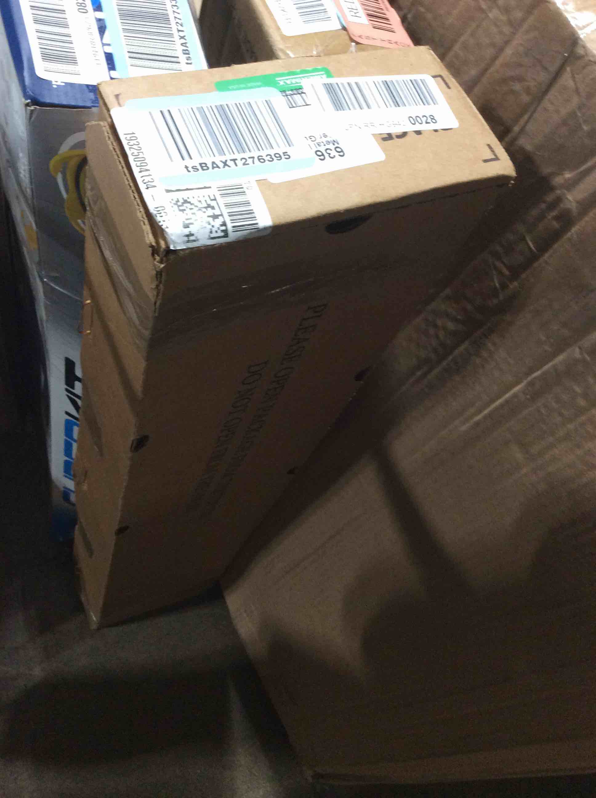 https://s3.amazonaws.com/lotting-images-prod/bidfta/RED6411774_1722876168564.jpeg