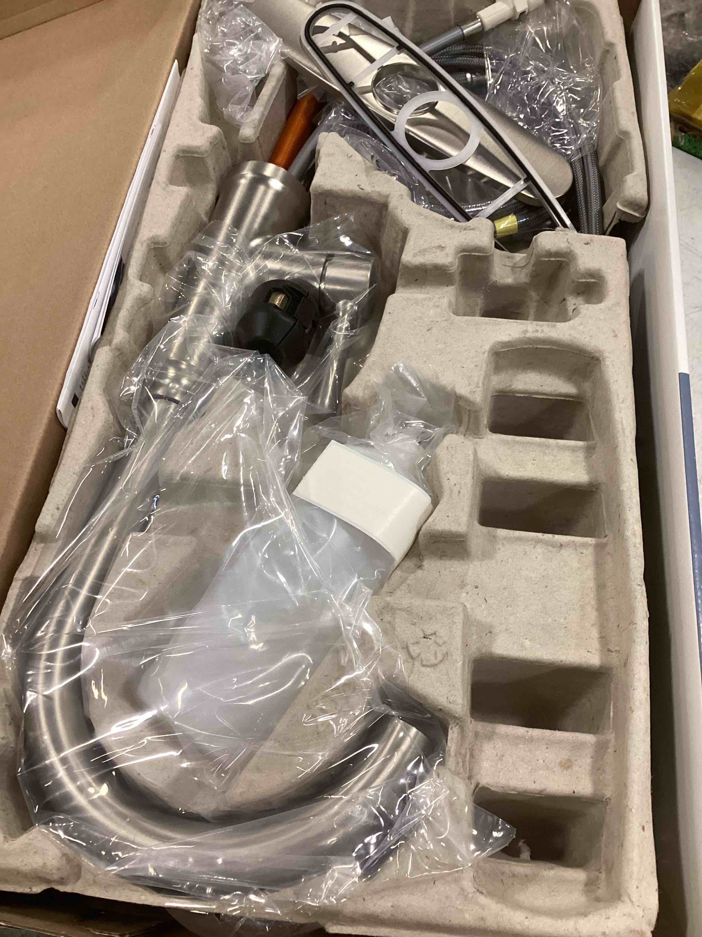 https://s3.amazonaws.com/lotting-images-prod/bidfta/RED6418120_1718881728089.jpeg