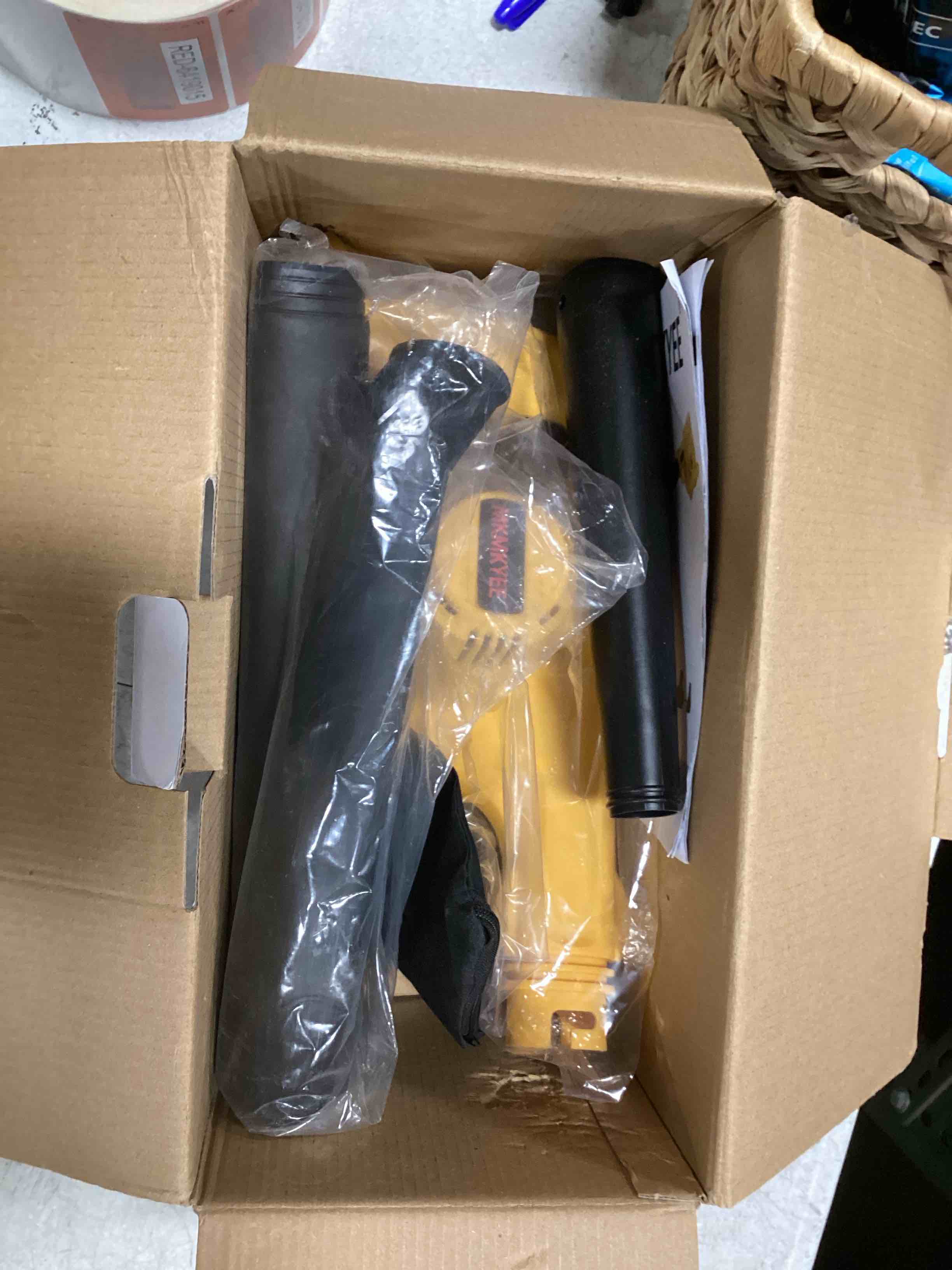 https://s3.amazonaws.com/lotting-images-prod/bidfta/RED6419015_1718337659540.jpeg
