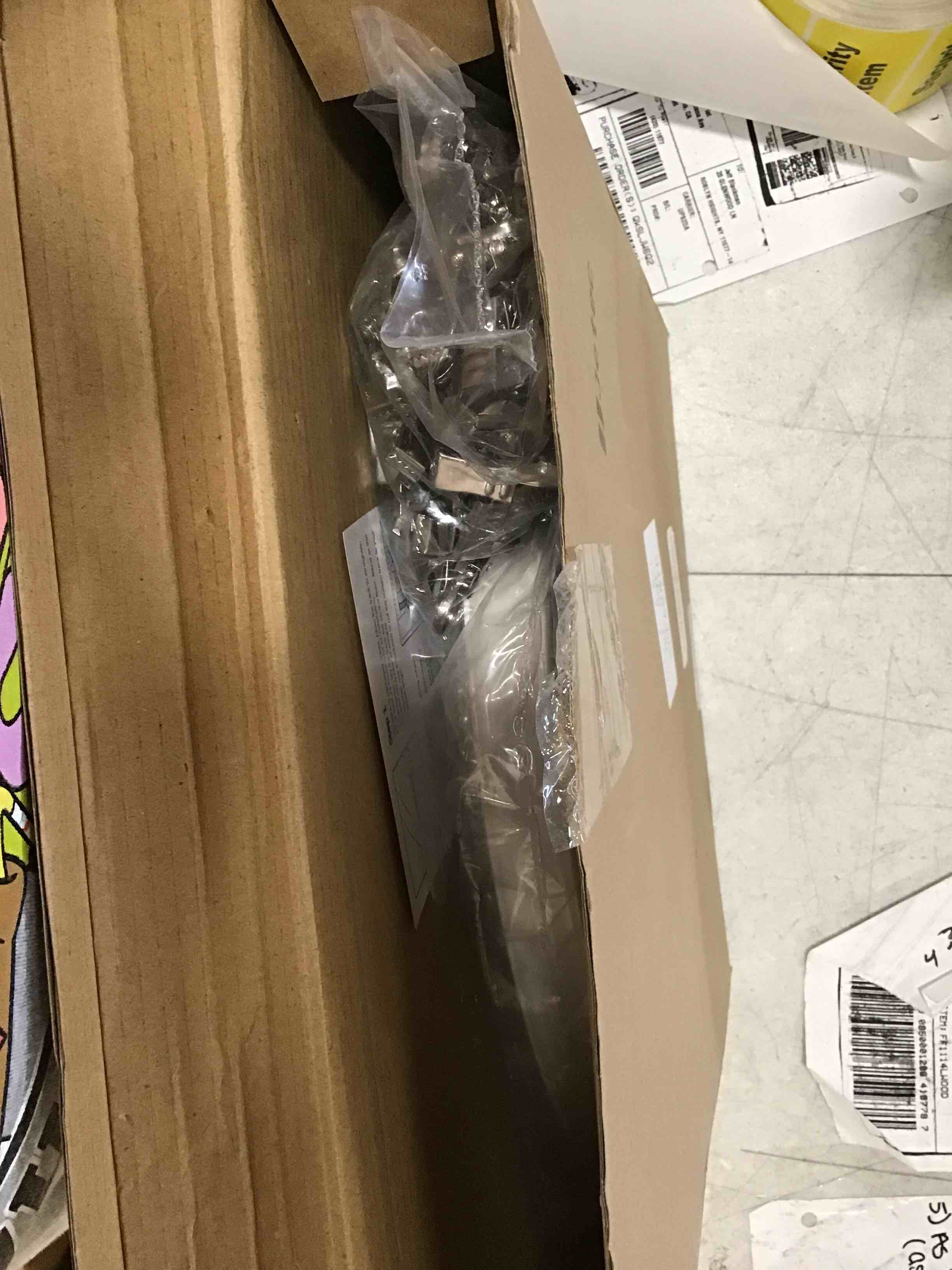 https://s3.amazonaws.com/lotting-images-prod/bidfta/RED6419875_1718666685194.jpeg
