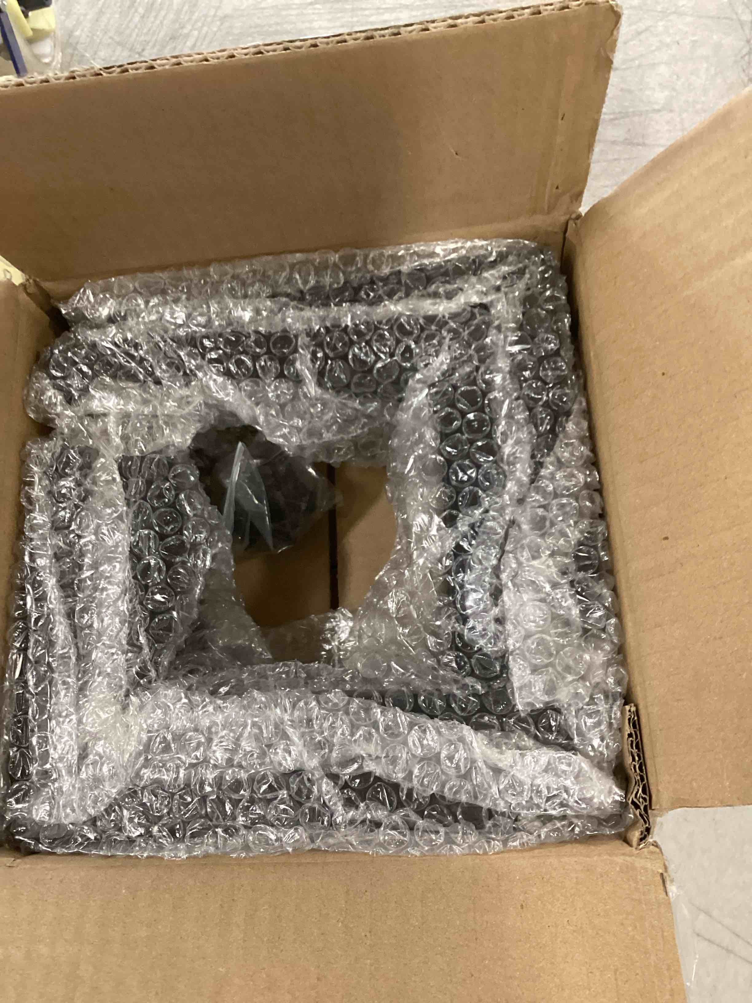 https://s3.amazonaws.com/lotting-images-prod/bidfta/RED6421778_1718795146290.jpeg