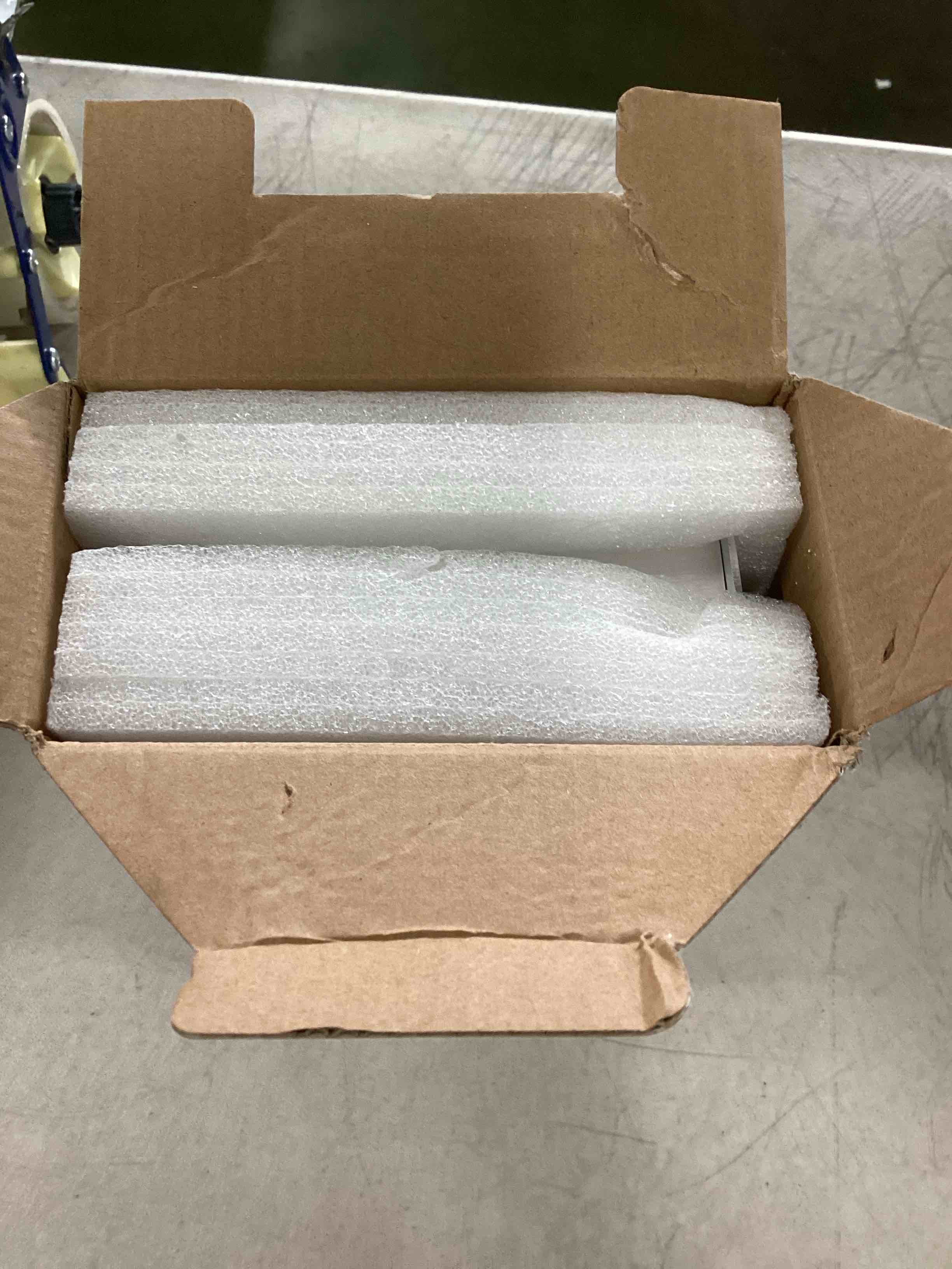https://s3.amazonaws.com/lotting-images-prod/bidfta/RED6421780_1718795235209.jpeg