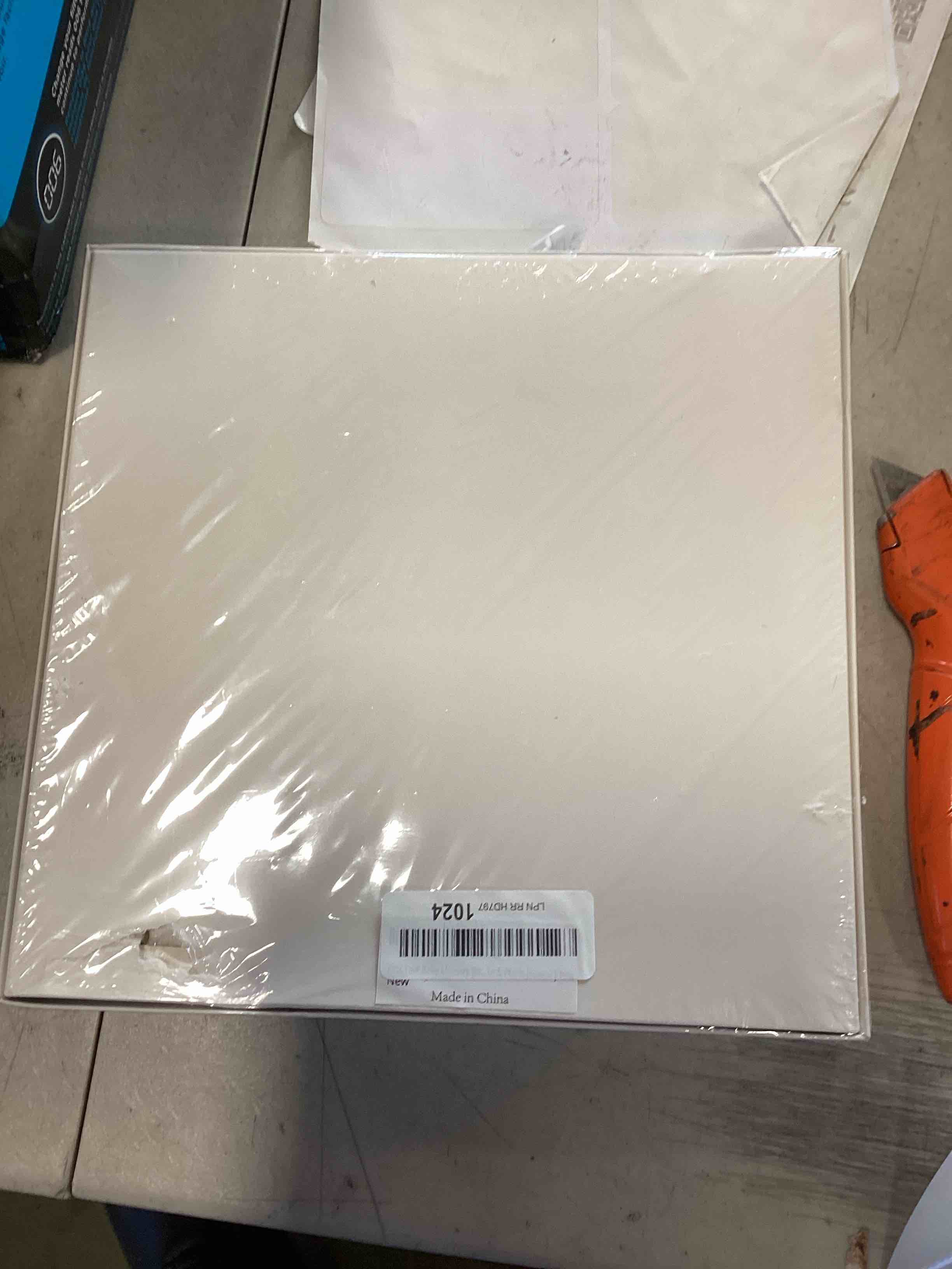 https://s3.amazonaws.com/lotting-images-prod/bidfta/RED6422233_1718453290910.jpeg