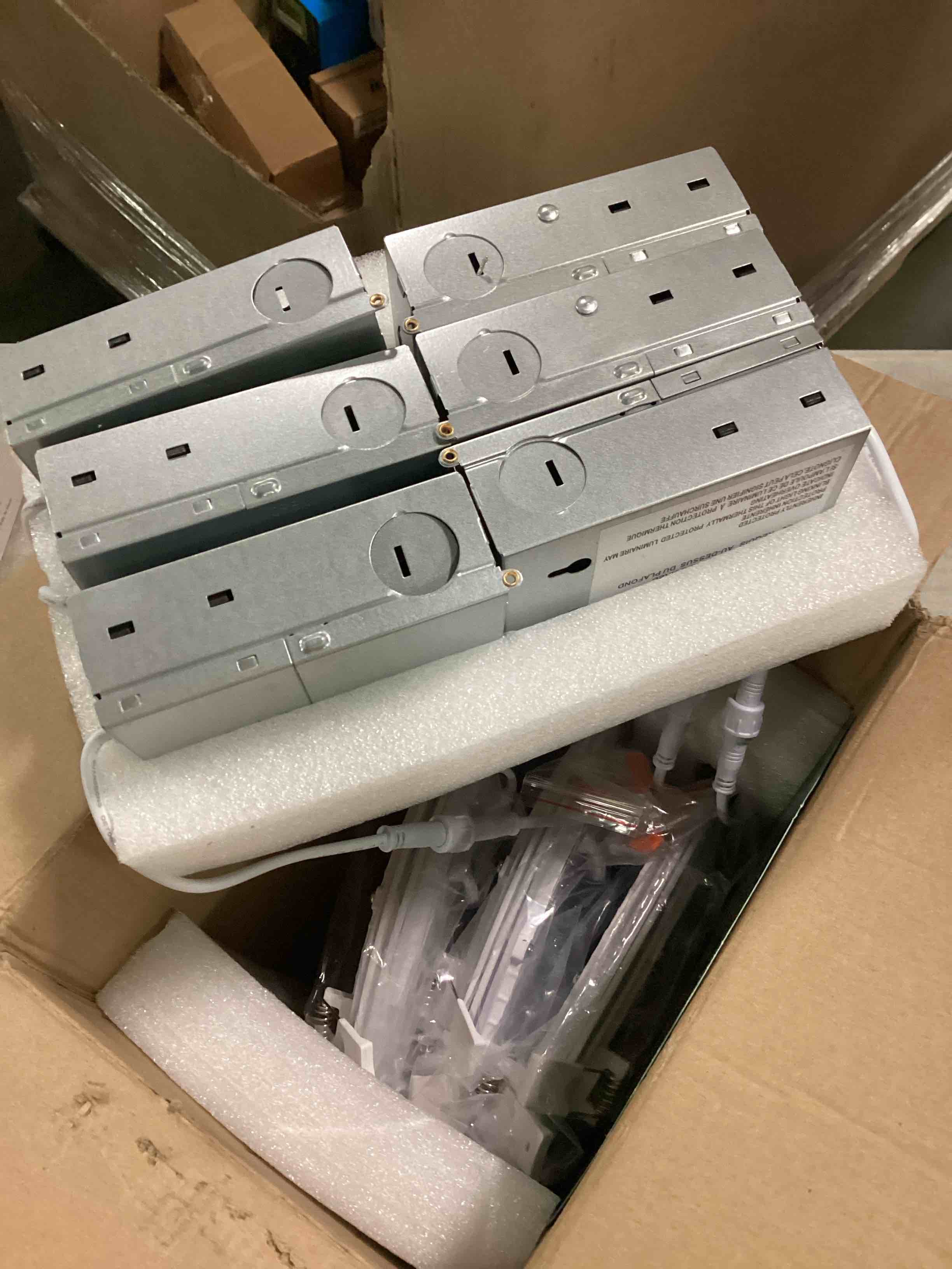 https://s3.amazonaws.com/lotting-images-prod/bidfta/RED6423886_1718714285661.jpeg