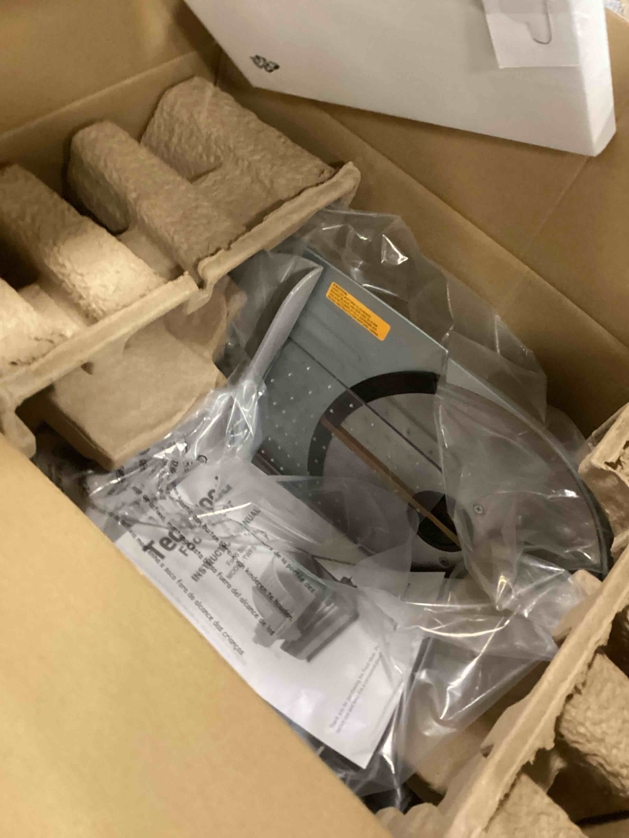 https://s3.amazonaws.com/lotting-images-prod/bidfta/RED6428166_1719425030991.jpeg