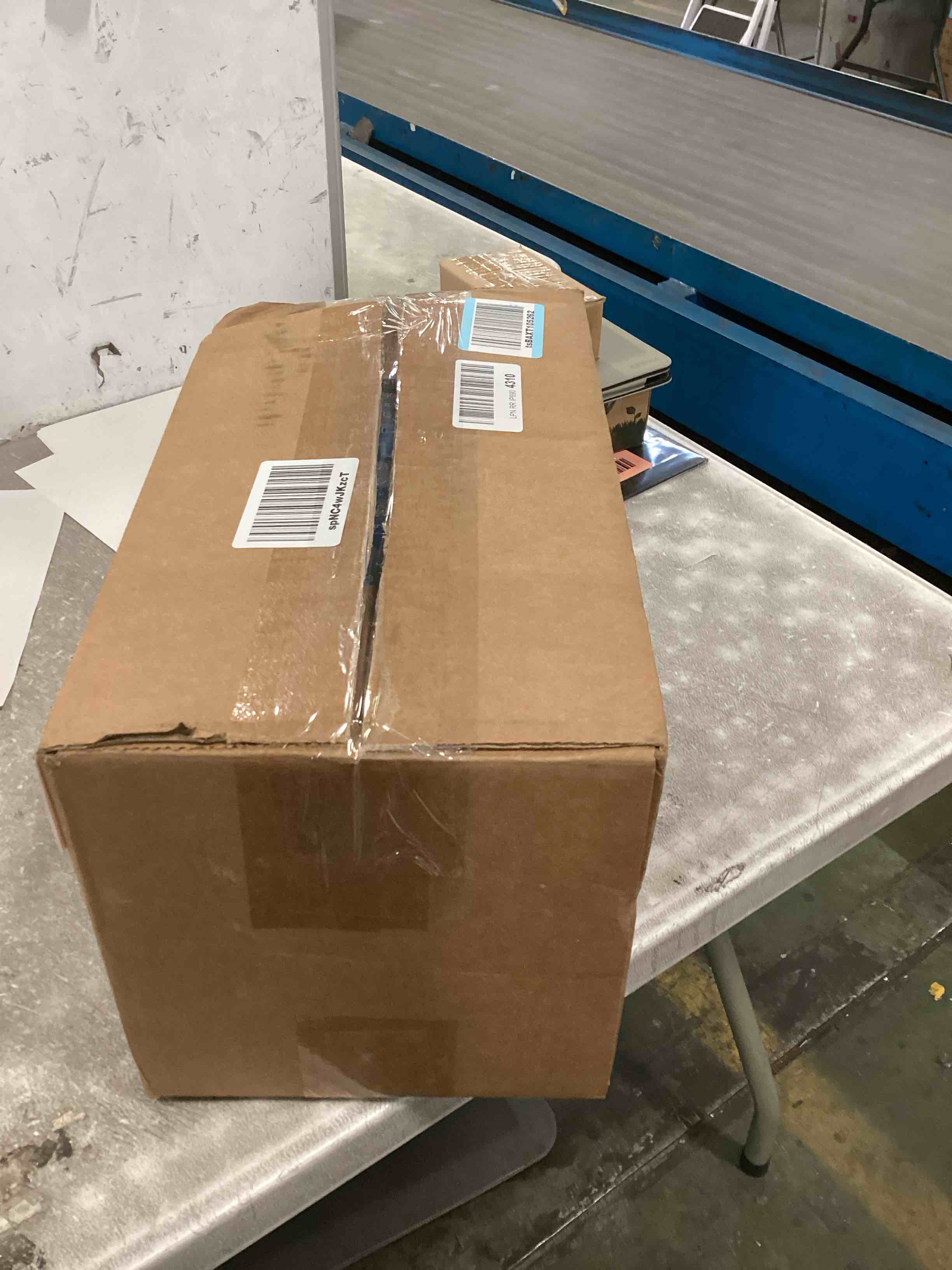 https://s3.amazonaws.com/lotting-images-prod/bidfta/RED6429660_1719524939199.jpeg