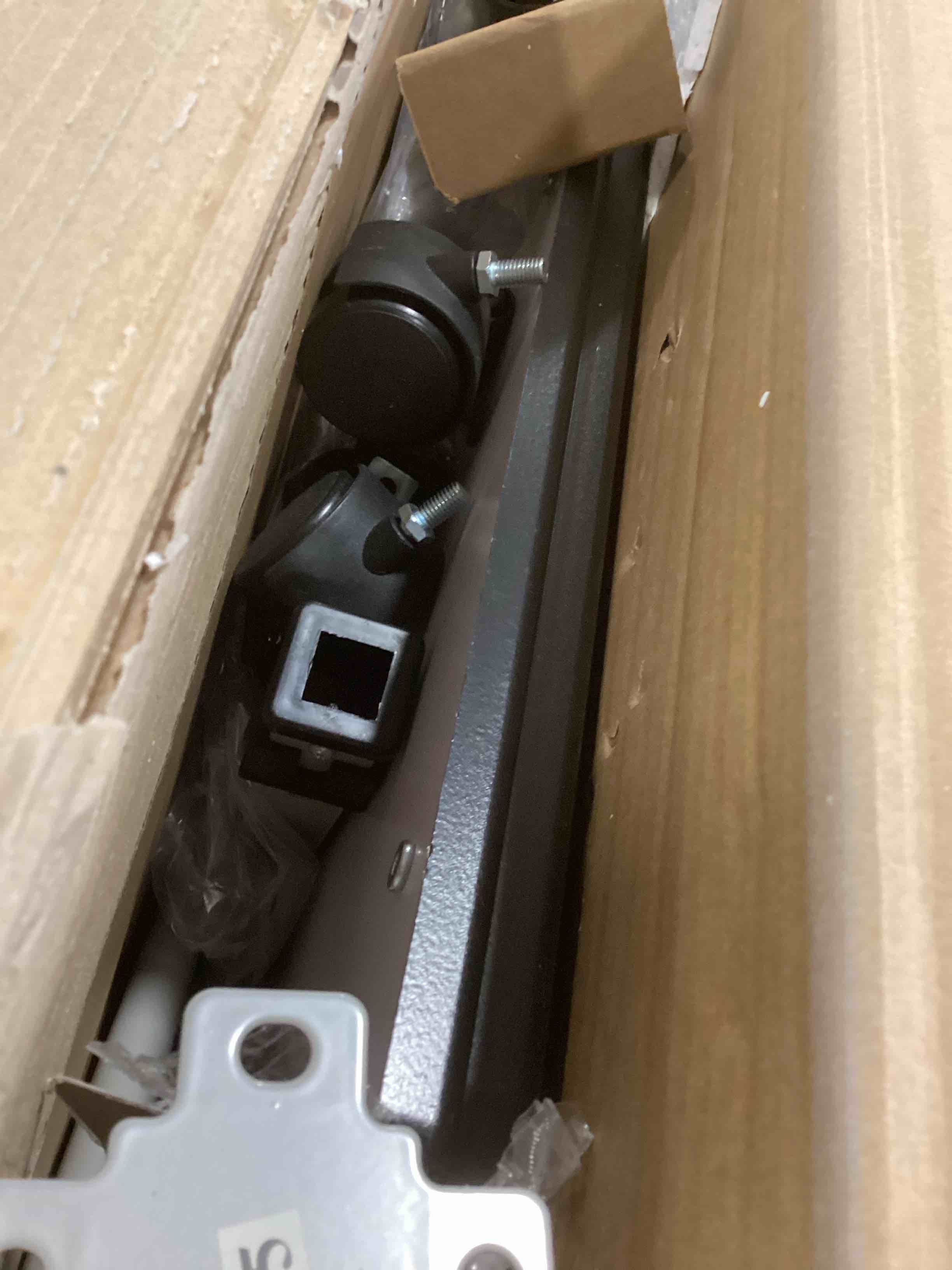 https://s3.amazonaws.com/lotting-images-prod/bidfta/RED6430330_1719848320863.jpeg