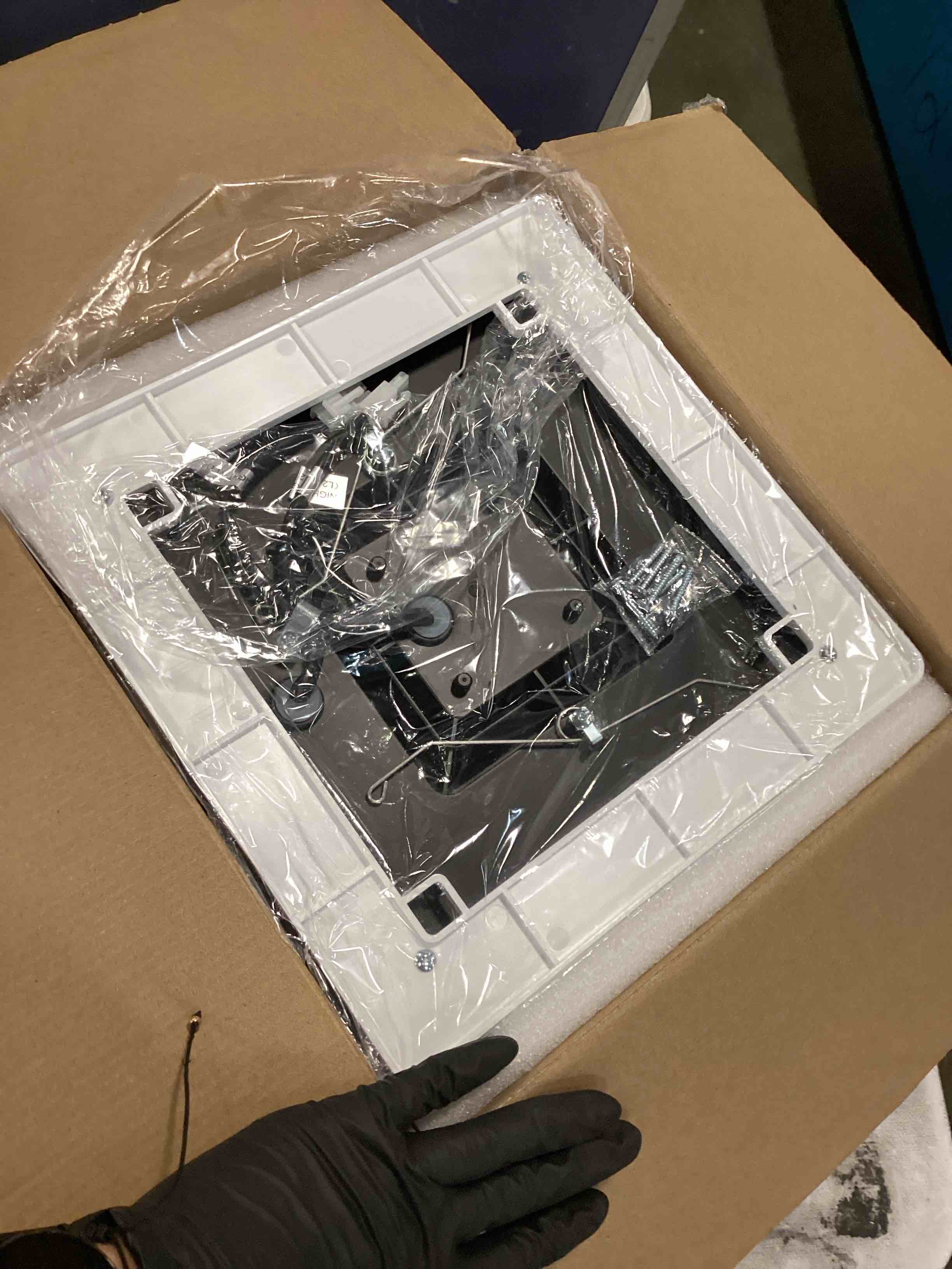 https://s3.amazonaws.com/lotting-images-prod/bidfta/RED6431747_1719575010456.jpeg
