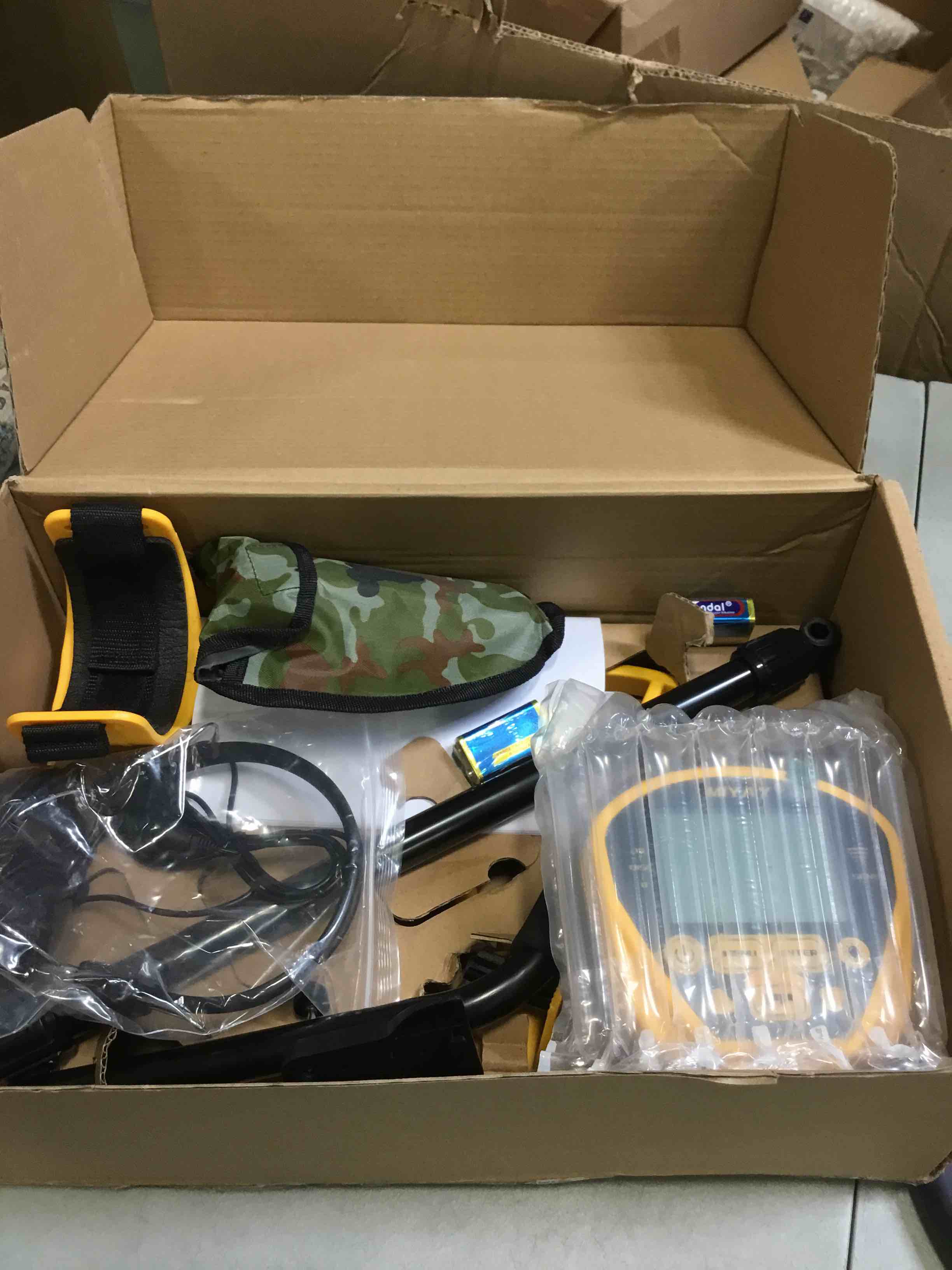 https://s3.amazonaws.com/lotting-images-prod/bidfta/RED6433190_1719844996366.jpeg