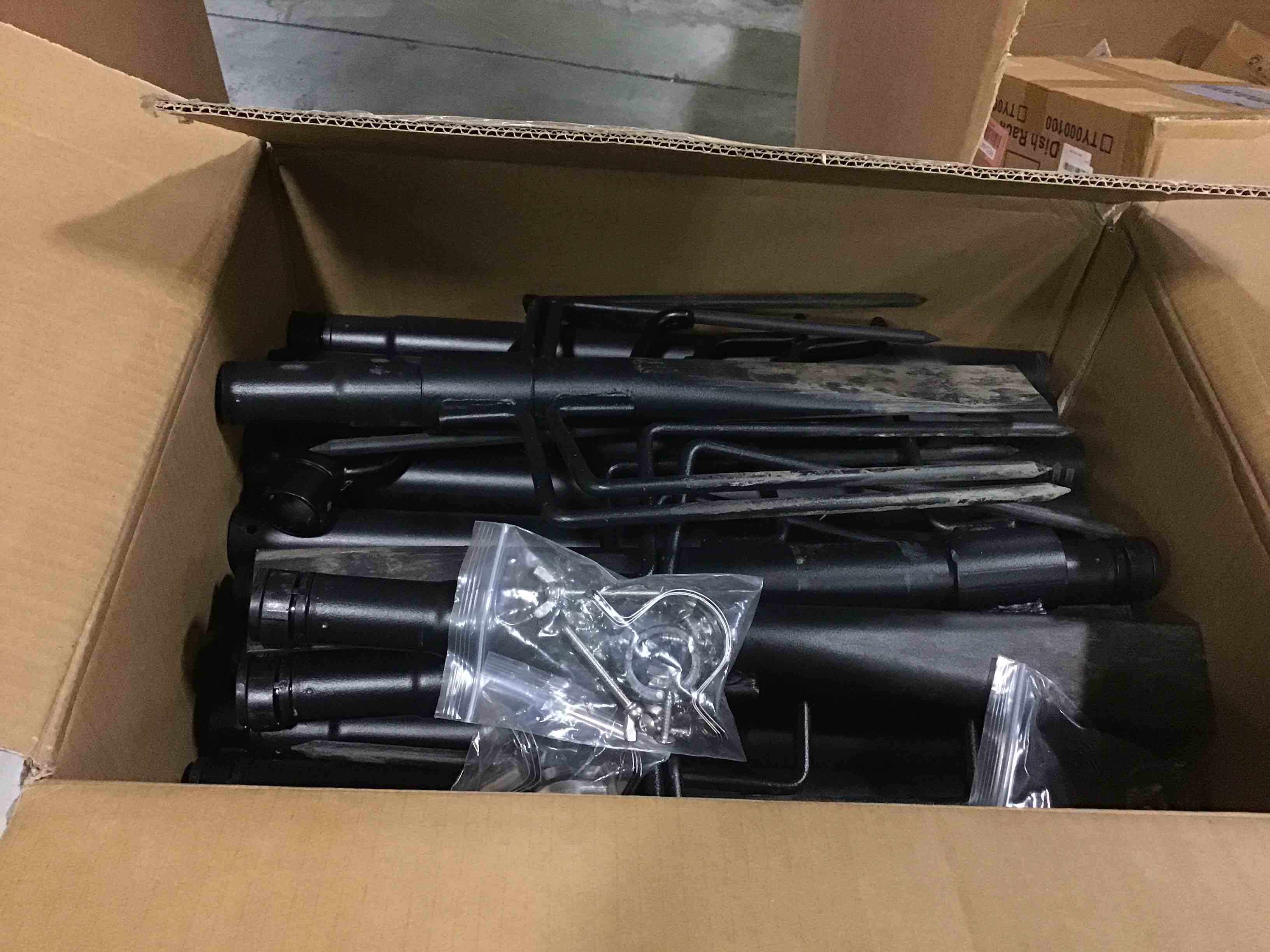 https://s3.amazonaws.com/lotting-images-prod/bidfta/RED6434170_1719405811703.jpeg